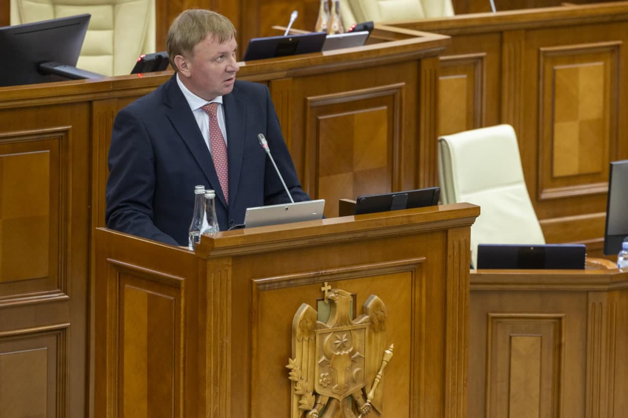 Guvernarea înlocuiește majorările salariale cu plăți unice. Constantin Cuiumju: „Profesorul așteaptă în continuare o majorare reală de salariu, nu o plată unică în tranșe”