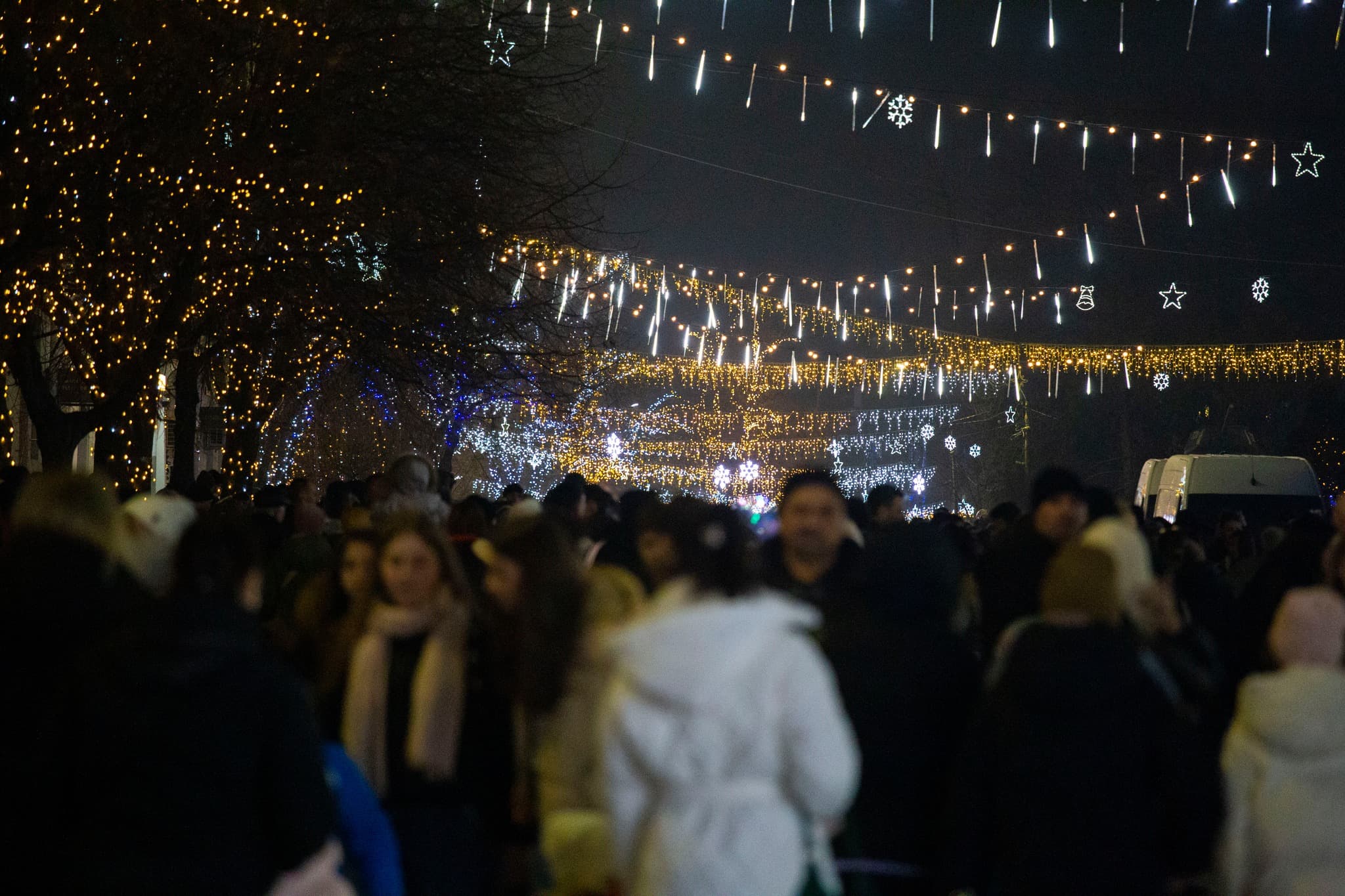 Renato Usatîi a făcut un nou cadou municipiului Bălți – Pomul de Crăciun, iluminatul festiv și decorațiuni (2)