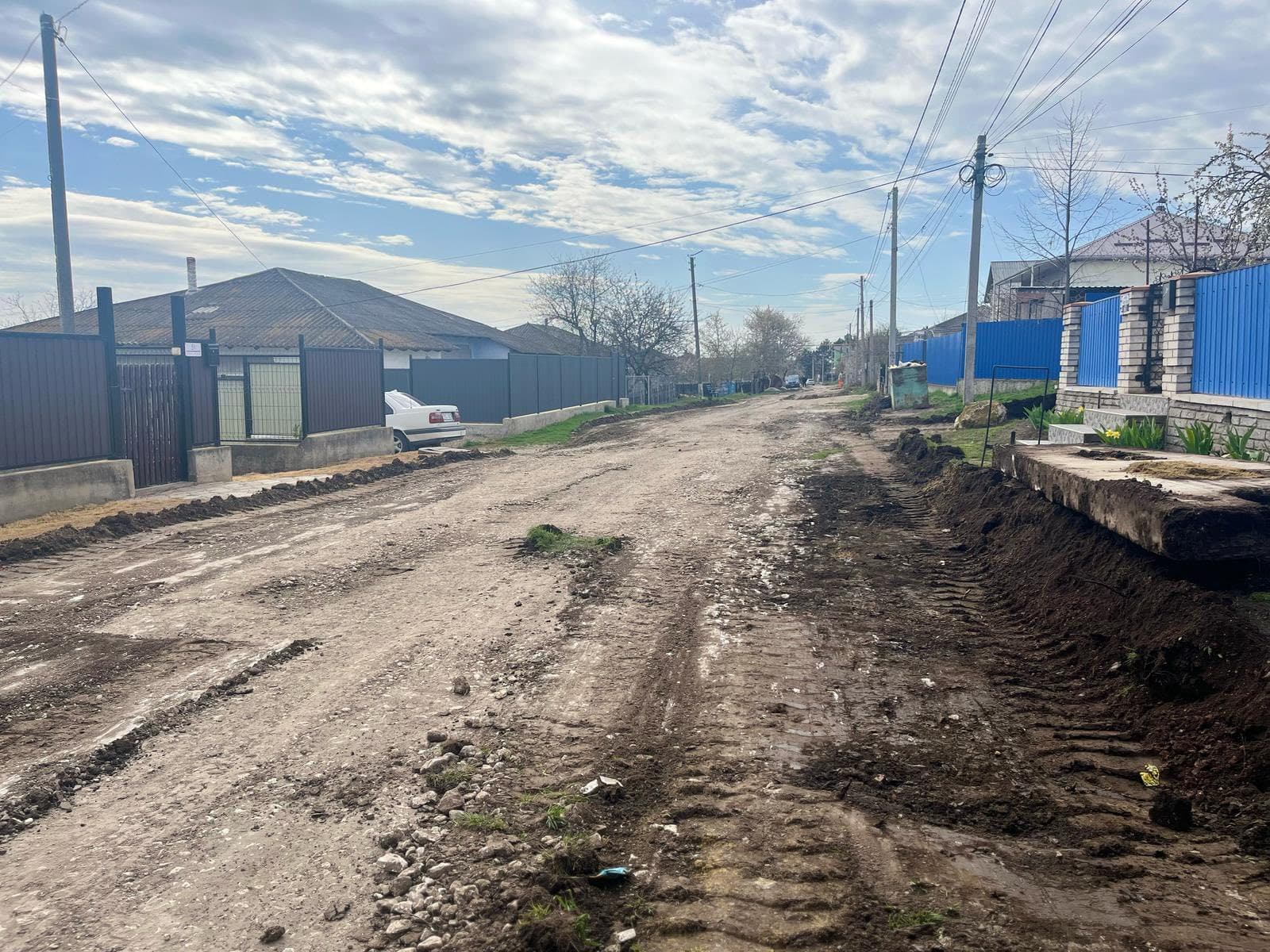 Orașul Rîșcani, transformat într-un vast șantier: drumuri în reparație, trotuare și spații verzi în reamenajare (4)