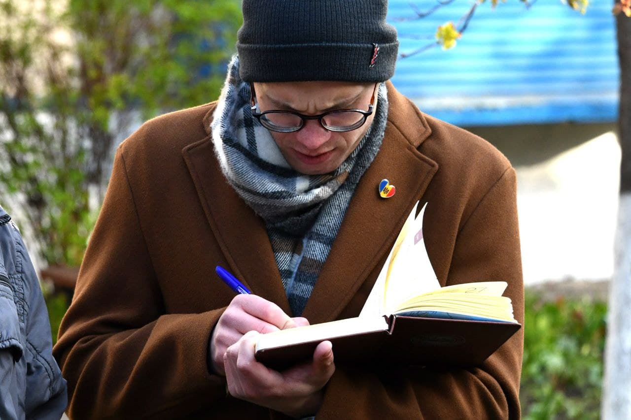 Echipa Partidului Nostru și primarul de Bălți, Alexandr Petkov, au discutat cu locuitorii cartierului „Rândunica” despre reparația străzilor și planurile de dezvoltare a orașului (5)