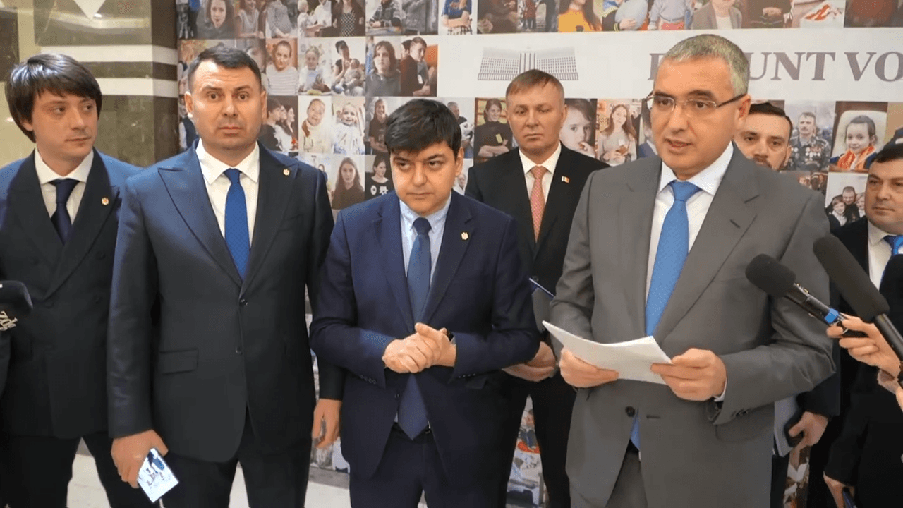 Renato Usatîi anunță înaintarea moțiunii simple împotriva politicilor în domeniul energetic, depusă de către Partidul Nostru, Blocul „Alternativa” și Partidul Democrația Acasă