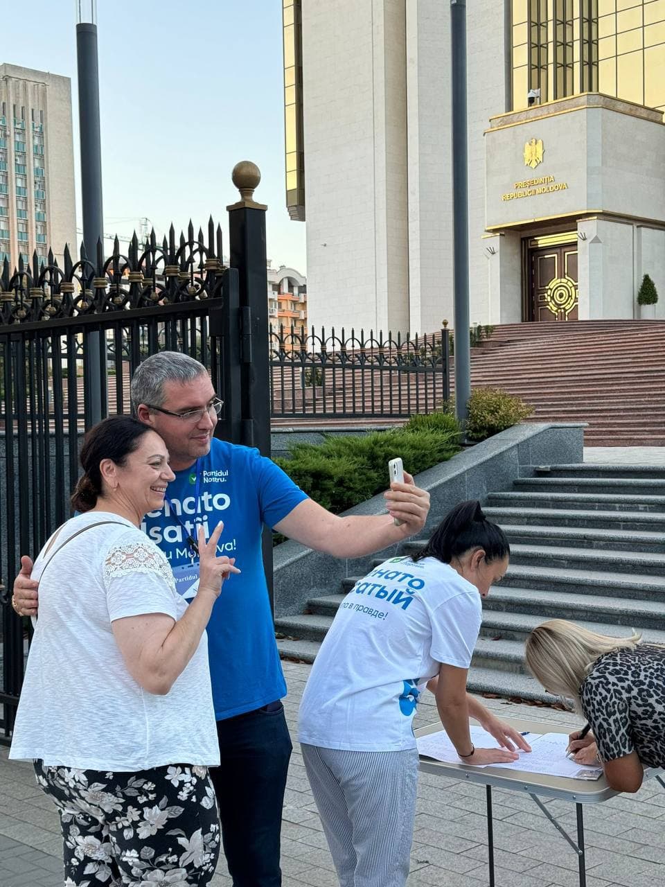 Renato Usatîi a dat start colectării semnăturilor chiar în fața Președinției – unde va fi viitorul său loc de muncă în calitate de președinte al țării  (3)