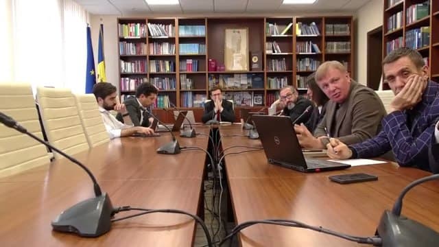 Депутат Нашей Партии Константин Куюмжу потребовал раскрыть структуру задолженности Железной дороги. Выяснилось, что она должна 60 млн леев Национальной лотерее