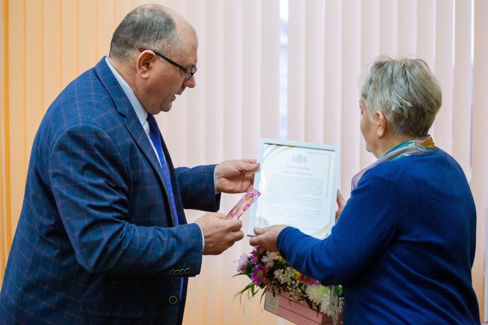 Primarul municipiului Bălți, Alexandr Petkov, a felicitat-o pe Liudmila Samusi cu prilejul împlinirii a 100 de ani (4)