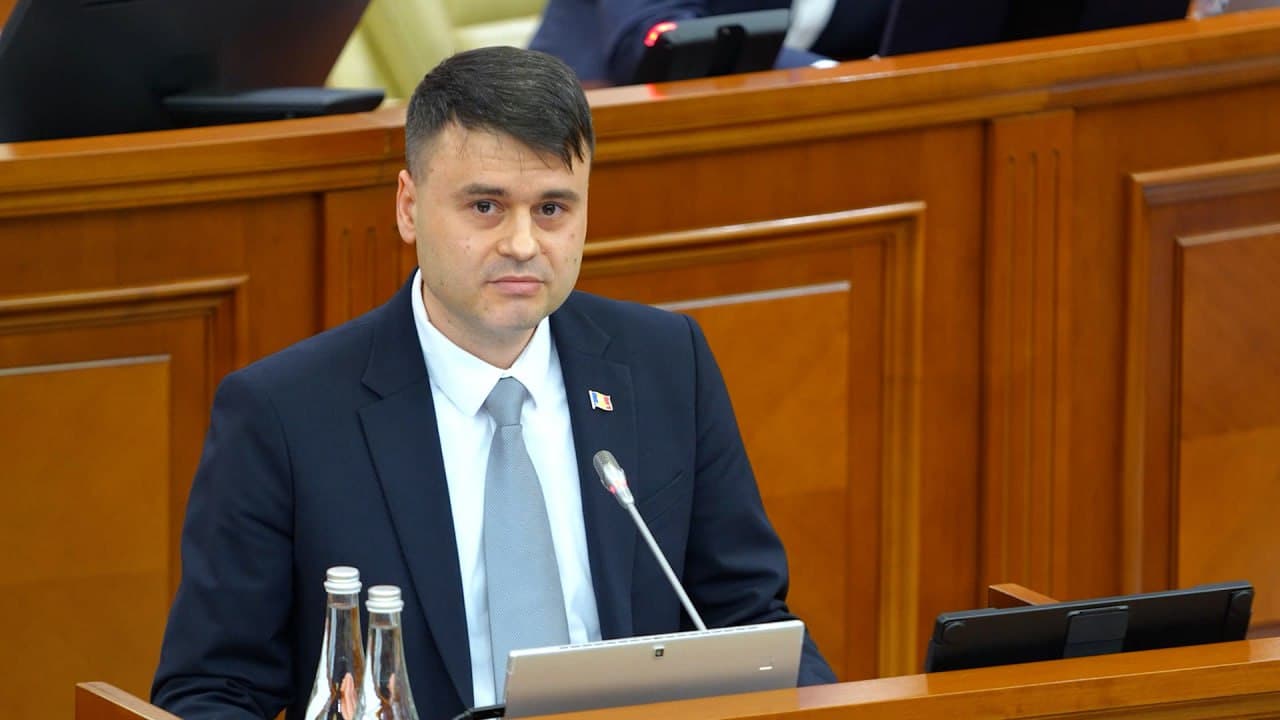 Alexandr Berlinschii cere audierea lui Vladimir Bolea în Parlament: Întârzieri la drumuri și copii nevoiți să meargă pe jos la școală