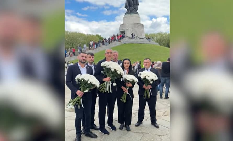 De Ziua Victoriei, Renato Usatîi, împreună cu toți colegii din fracțiunea Partidului Nostru, a depus flori la renumitul complex memorial din Treptower Park, la Berlin