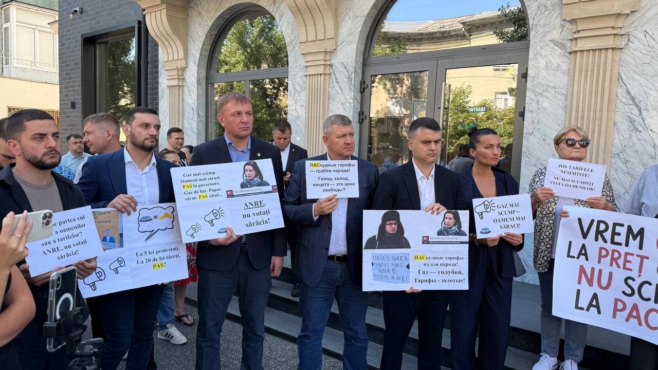 (FOTO/VIDEO) Constantin Cuiumju: „În România gazul este aproape de două ori mai ieftin decât vor să-l facă în Moldova”. Deputații Partidului Nostru au protestat în fața ANRE (1)