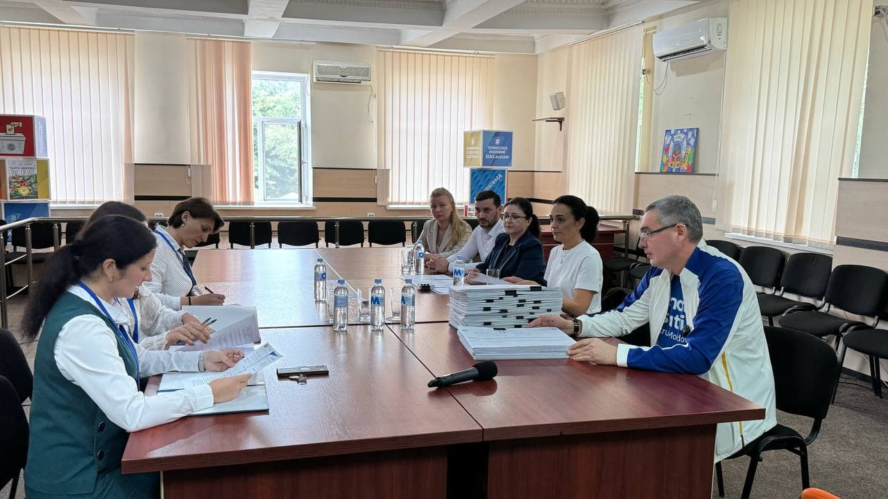 “OUR PARTY” CHAIRMAN RENATO USATII SUBMITTED TO CEC 27.3 THOUSAND SIGNATURES OF MOLDOVAN CITIZENS IN SUPPORT OF HIS CANDIDACY