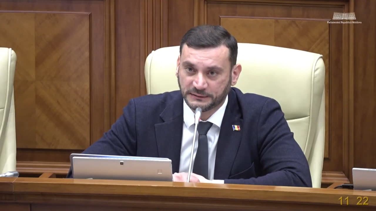 Deputatul Partidului Nostru, Nicolae Margarint, întreabă de ce salariile funcționarilor din educație sunt mult mai mari decât ale profesorilor: „Un funcționar de birou va câștiga de aproape trei ori mai mult decât un profesor”