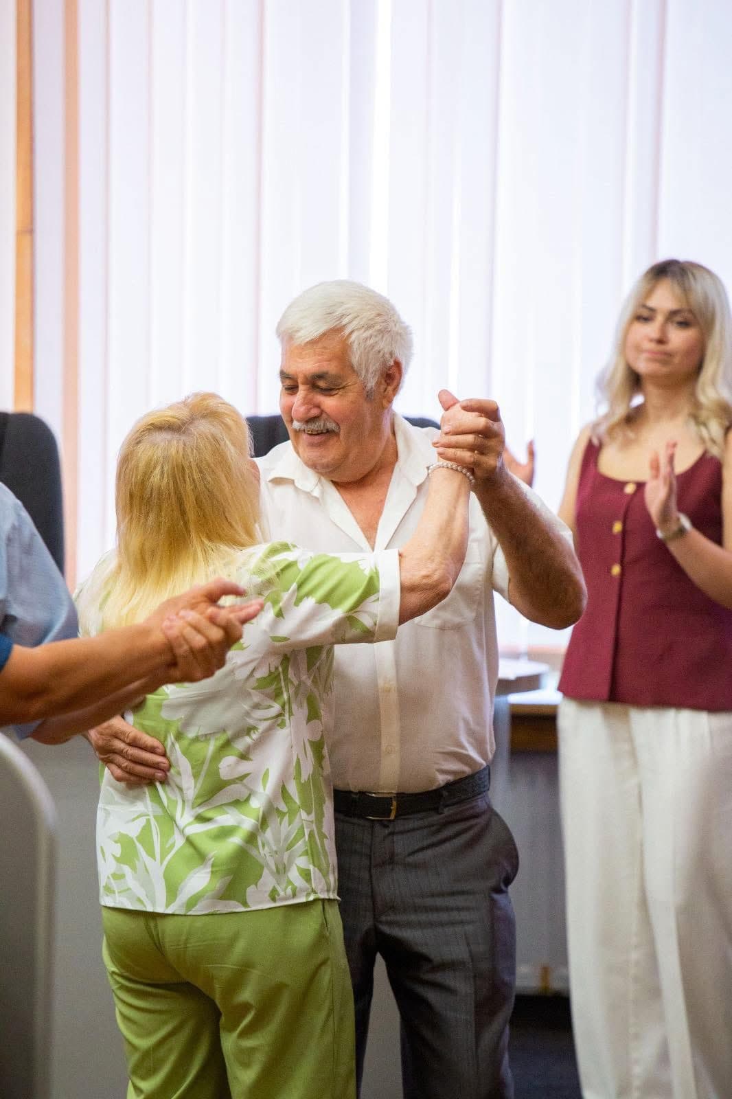 În Bălți au fost omagiate cuplurile care au aniversat 50 și 60 de ani de căsnicie. Primarul din partea Partidului Nostru, Alexandr Petkov: Vă mulțumim pentru exemplul care inspiră! (1)
