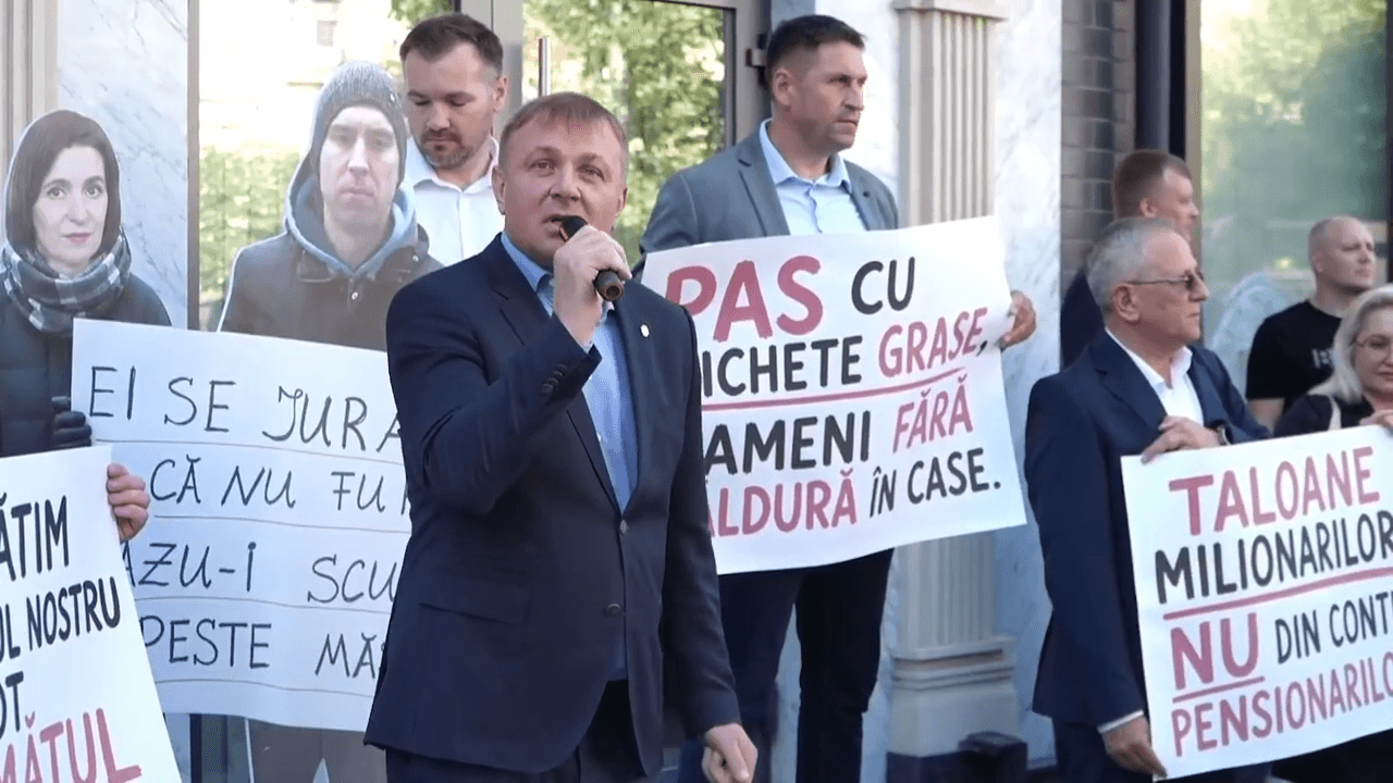 (FOTO/VIDEO) Constantin Cuiumju: „În România gazul este aproape de două ori mai ieftin decât vor să-l facă în Moldova”. Deputații Partidului Nostru au protestat în fața ANRE (6)