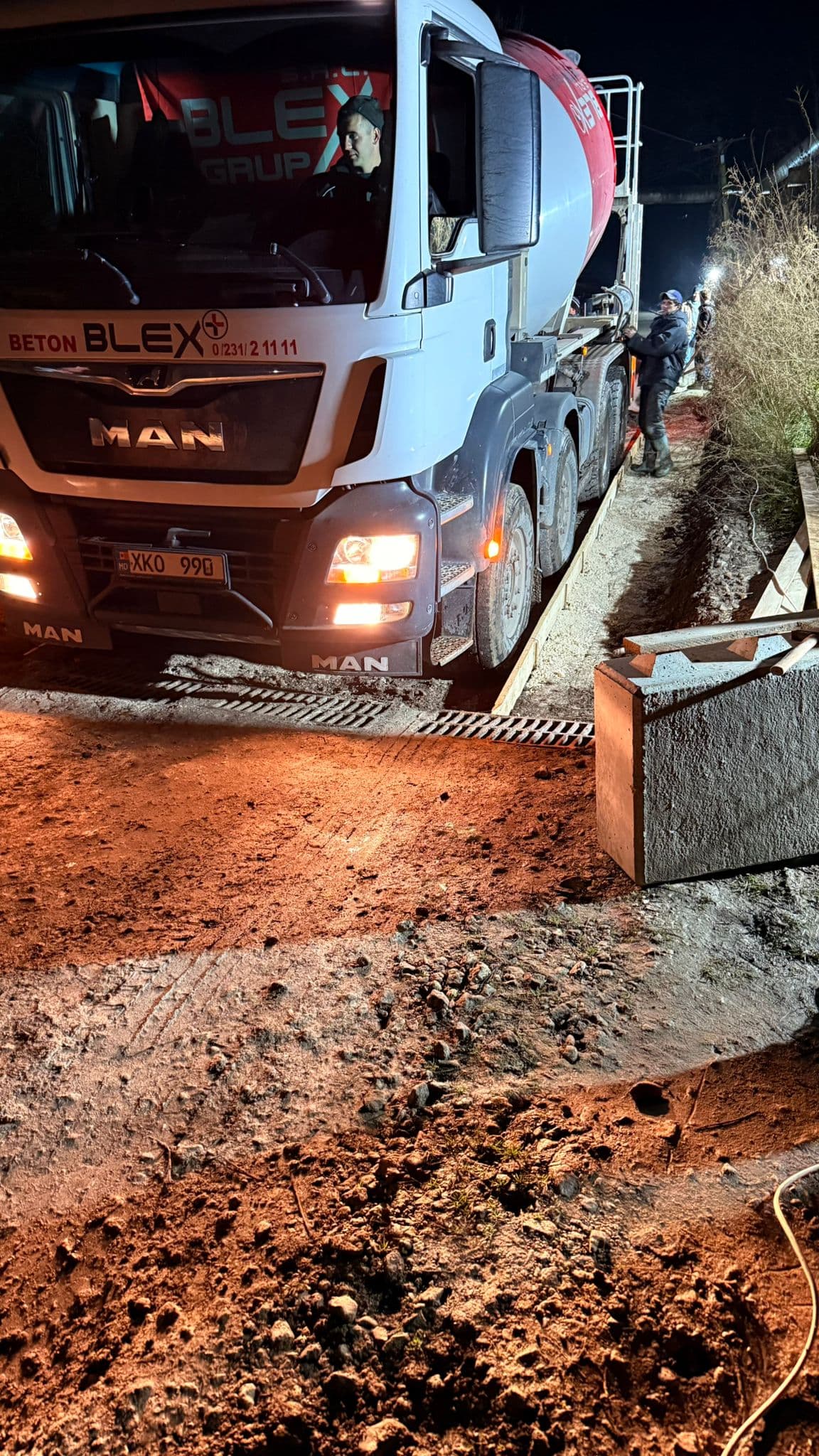 (FOTO) Reabilitare majoră a infrastructurii rutiere în municipiul Bălți. Până la Anul Nou va fi complet restaurată una dintre străzile centrale și un pod (13)