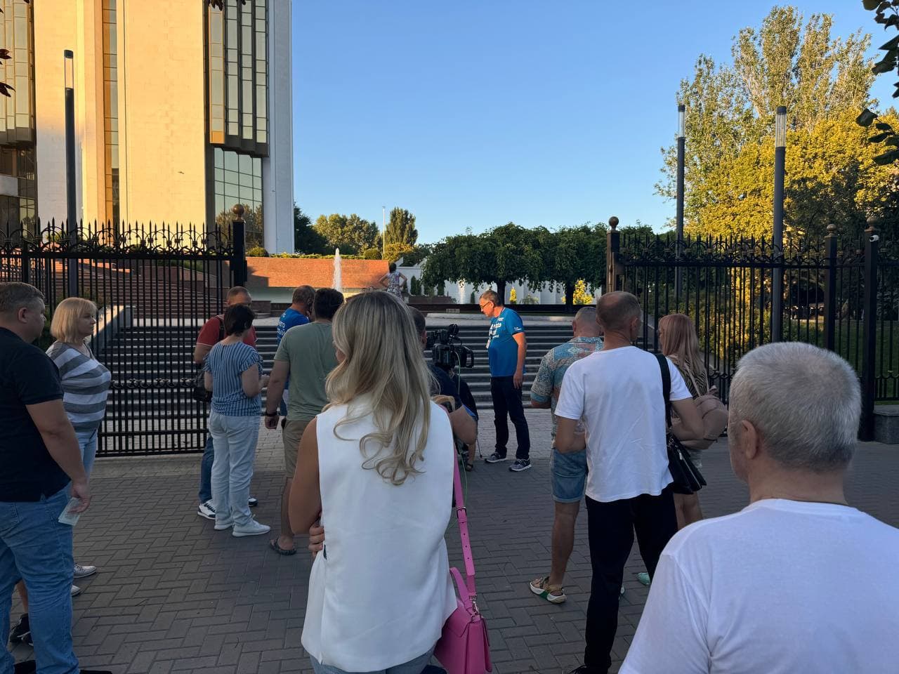 Renato Usatîi a dat start colectării semnăturilor chiar în fața Președinției – unde va fi viitorul său loc de muncă în calitate de președinte al țării  (6)
