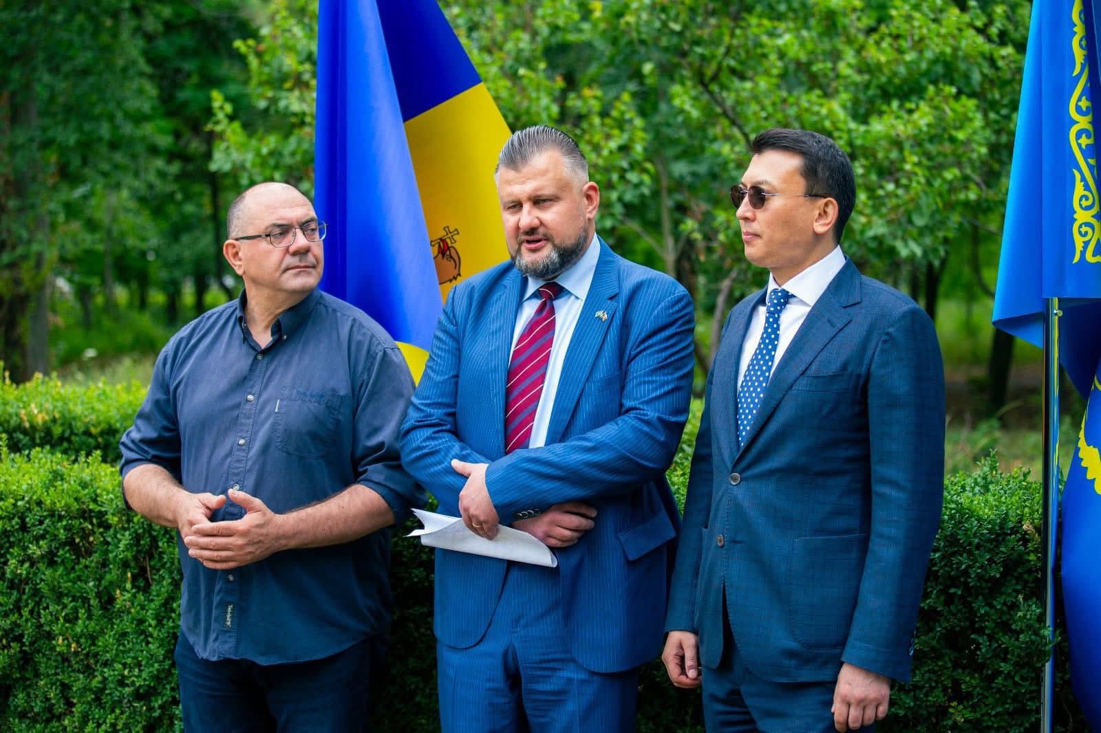 La Bălți, cu sprijinul Ambasadei Kazahstanului, va apărea un nou scuar. Primarul din partea Partidului Nostru, Alexandr Petkov: proiectele de amenajare vor fi realizate în tot orașul. (4)