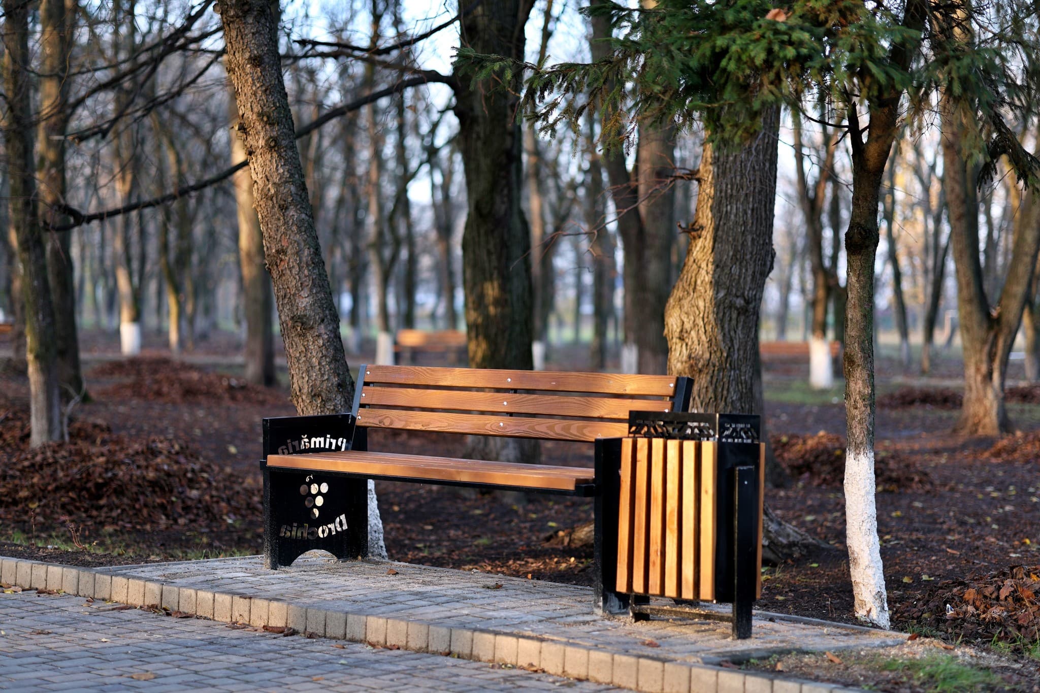 (FOTO) Primăria Drochia continuă modernizarea spațiilor publice: în oraș au fost instalate noi stații și mobilier urban (1)