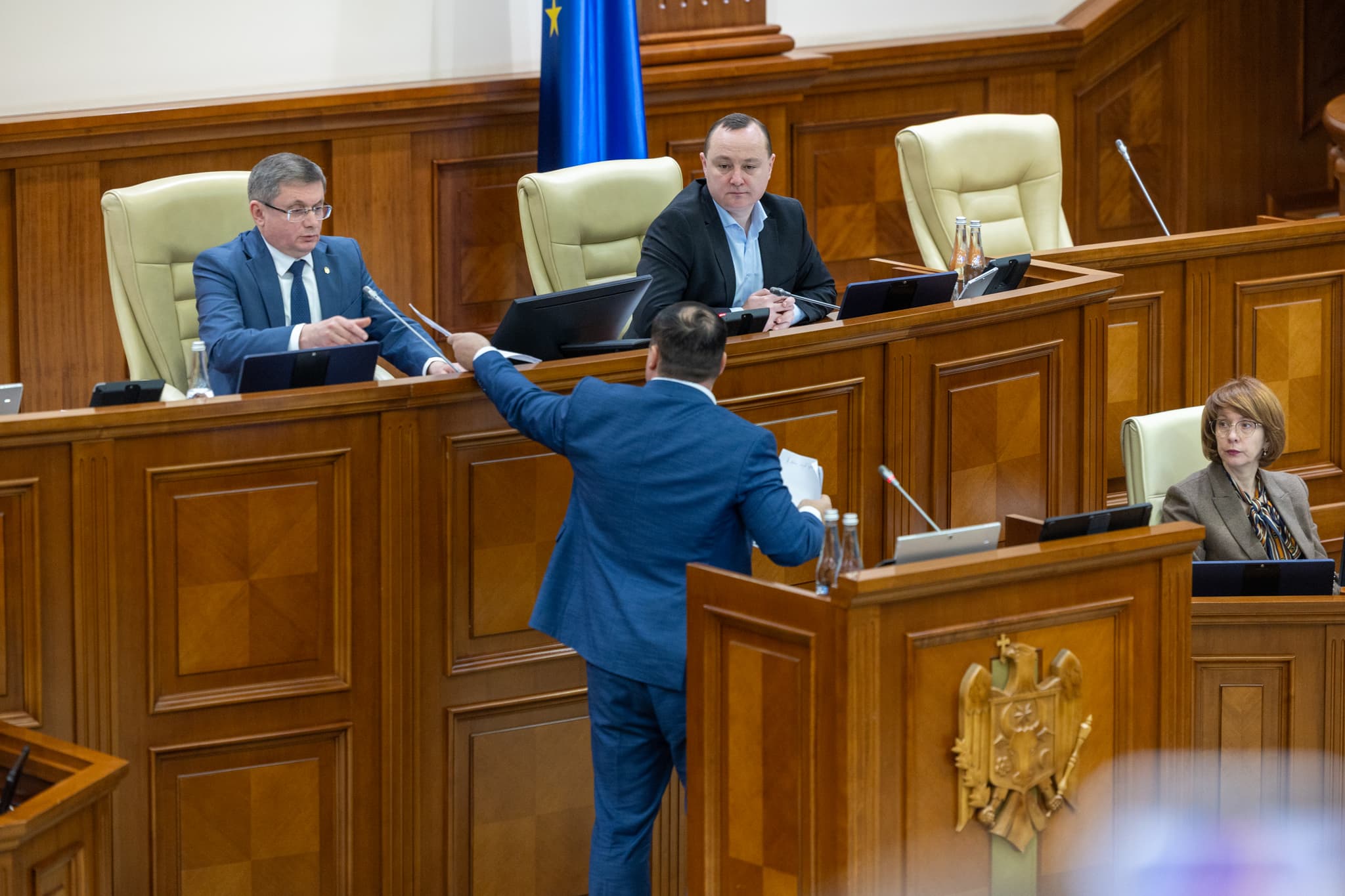 Din partea tuturor fracțiunilor parlamentare de opoziție, Serghei Ivanov, deputat al Partidului Nostru, a prezentat moțiunea simplă împotriva ministrului agriculturii. (1)