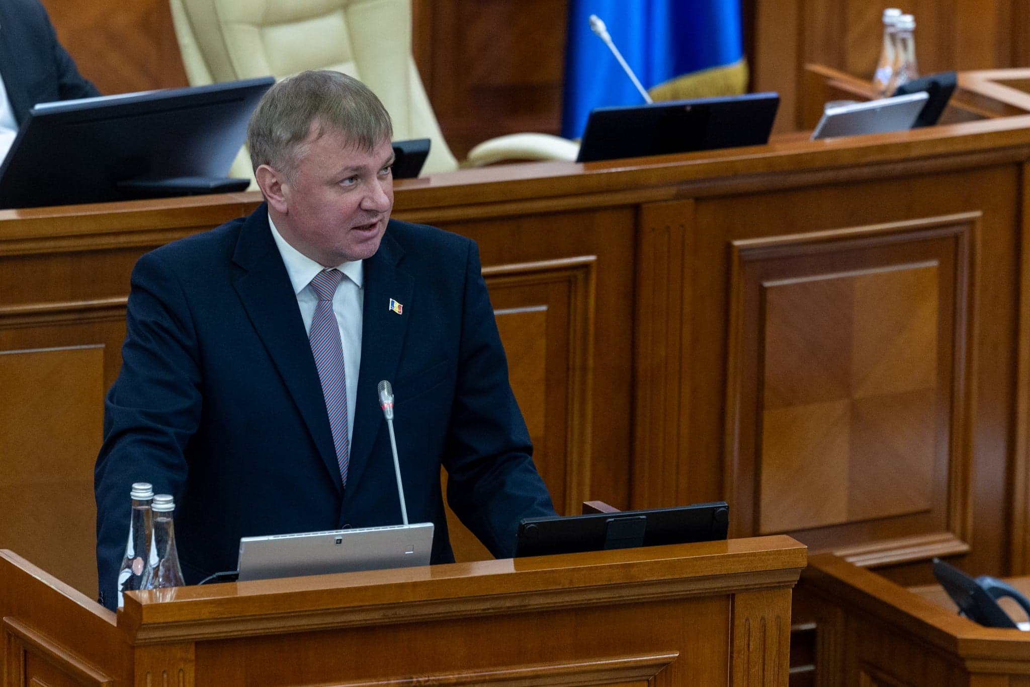 Constantin Cuiumju s-a adresat în plenul Parlamentului către prim-ministru în legătură cu modul de gestionare a situației de urgență în raport cu agricultorii