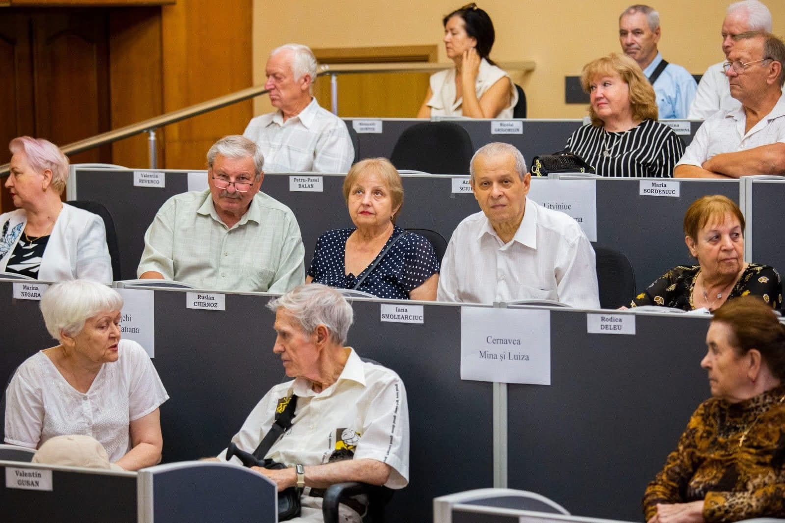 În Bălți au fost omagiate cuplurile care au aniversat 50 și 60 de ani de căsnicie. Primarul din partea Partidului Nostru, Alexandr Petkov: Vă mulțumim pentru exemplul care inspiră! (8)