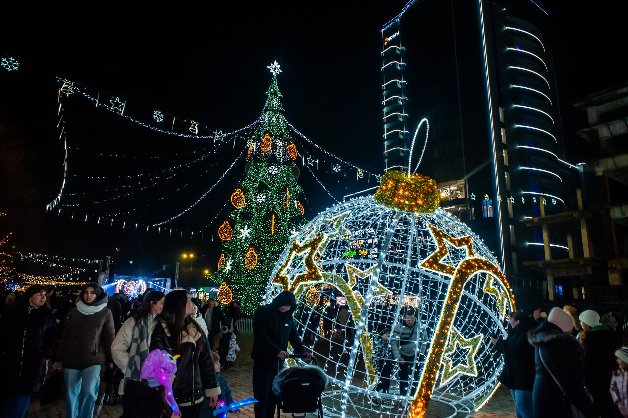 Renato Usatîi a făcut un nou cadou municipiului Bălți – Pomul de Crăciun, iluminatul festiv și decorațiuni (14)