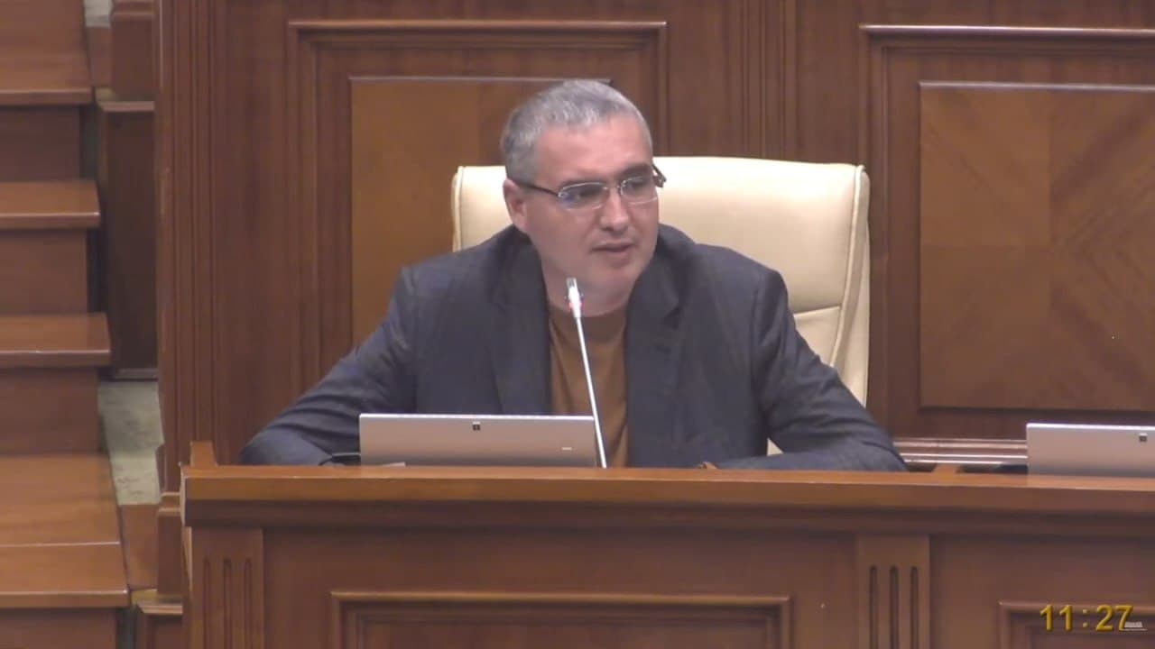 Renato Usatîi face apel către toți cetățenii și agenții economici care dispun de generatoare: între orele 19:00 și 22:00, atunci când consumul este maxim, să treacă temporar pe utilizarea acestora 