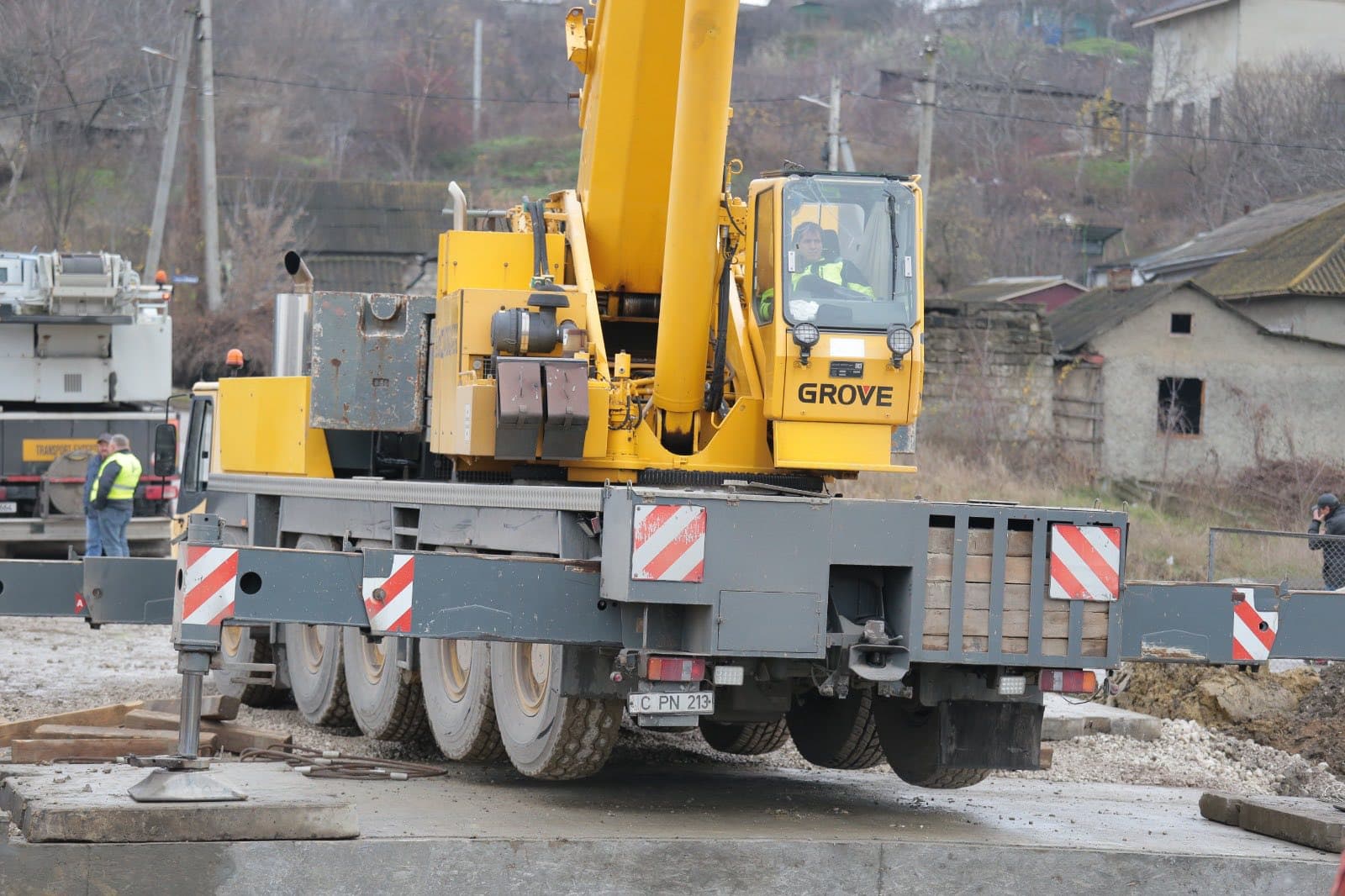(FOTO) Reabilitare majoră a infrastructurii rutiere în municipiul Bălți. Până la Anul Nou va fi complet restaurată una dintre străzile centrale și un pod (7)