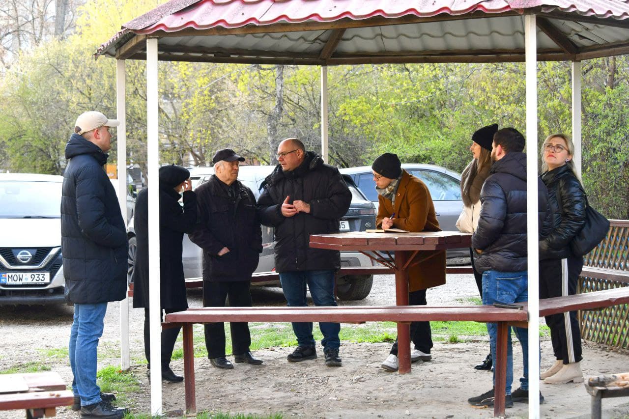 Echipa Partidului Nostru și primarul de Bălți, Alexandr Petkov, au discutat cu locuitorii cartierului „Rândunica” despre reparația străzilor și planurile de dezvoltare a orașului (6)