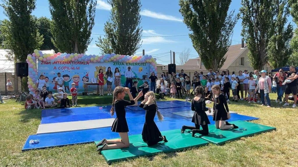 Înghețată, călătorii cu eco-transportul, joc cu personaje din povești, facepainting, așa au sărbătorit 1 iunie orașele și satele conduse de primarii Partidului Nostru (3)