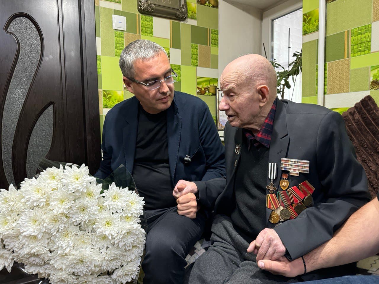 Misiune sacră: Veterani din toată țara au fot vizitați și felicitați de echipele Partidului Nostru. Renato Usatîi a fost la Petru Bejenari din raionul Fălești: Eroul care împlinește 100 de ani! (2)