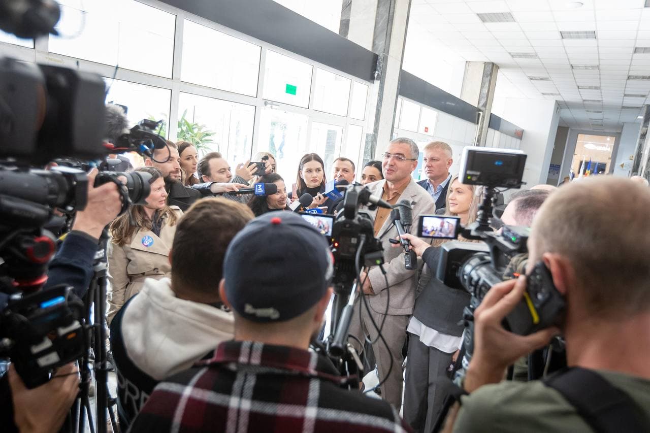 Renato Usatîi a votat împreună cu echipa Partidului Nostru: Am votat pentru o Moldovă puternică și prosperă, pentru o Moldova în care standardele europene și mondiale devin realitate! Vectorul dezvoltării naționale trebuie să fie prioritate! (1)