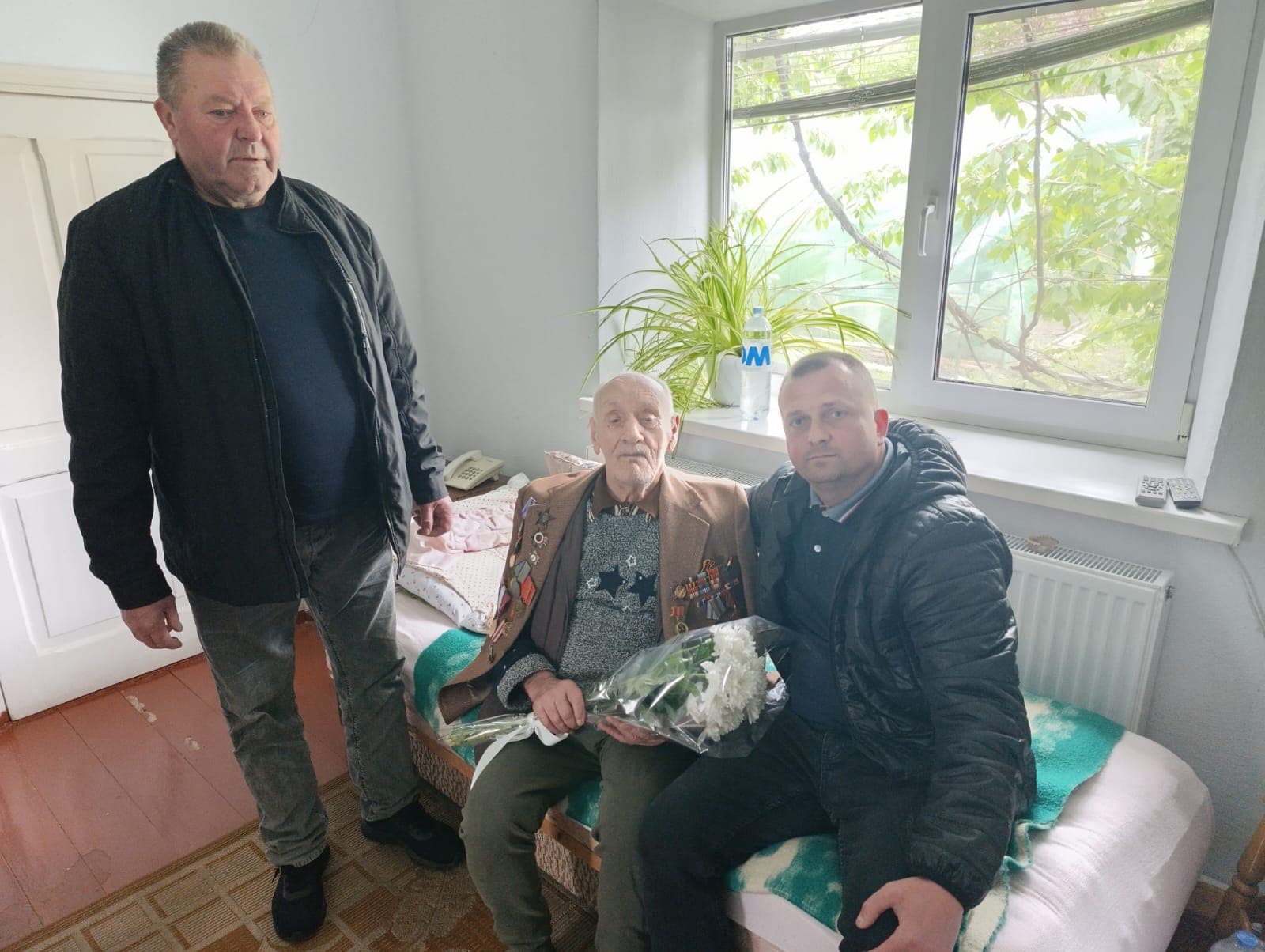 Misiune sacră: Veterani din toată țara au fot vizitați și felicitați de echipele Partidului Nostru. Renato Usatîi a fost la Petru Bejenari din raionul Fălești: Eroul care împlinește 100 de ani! (10)