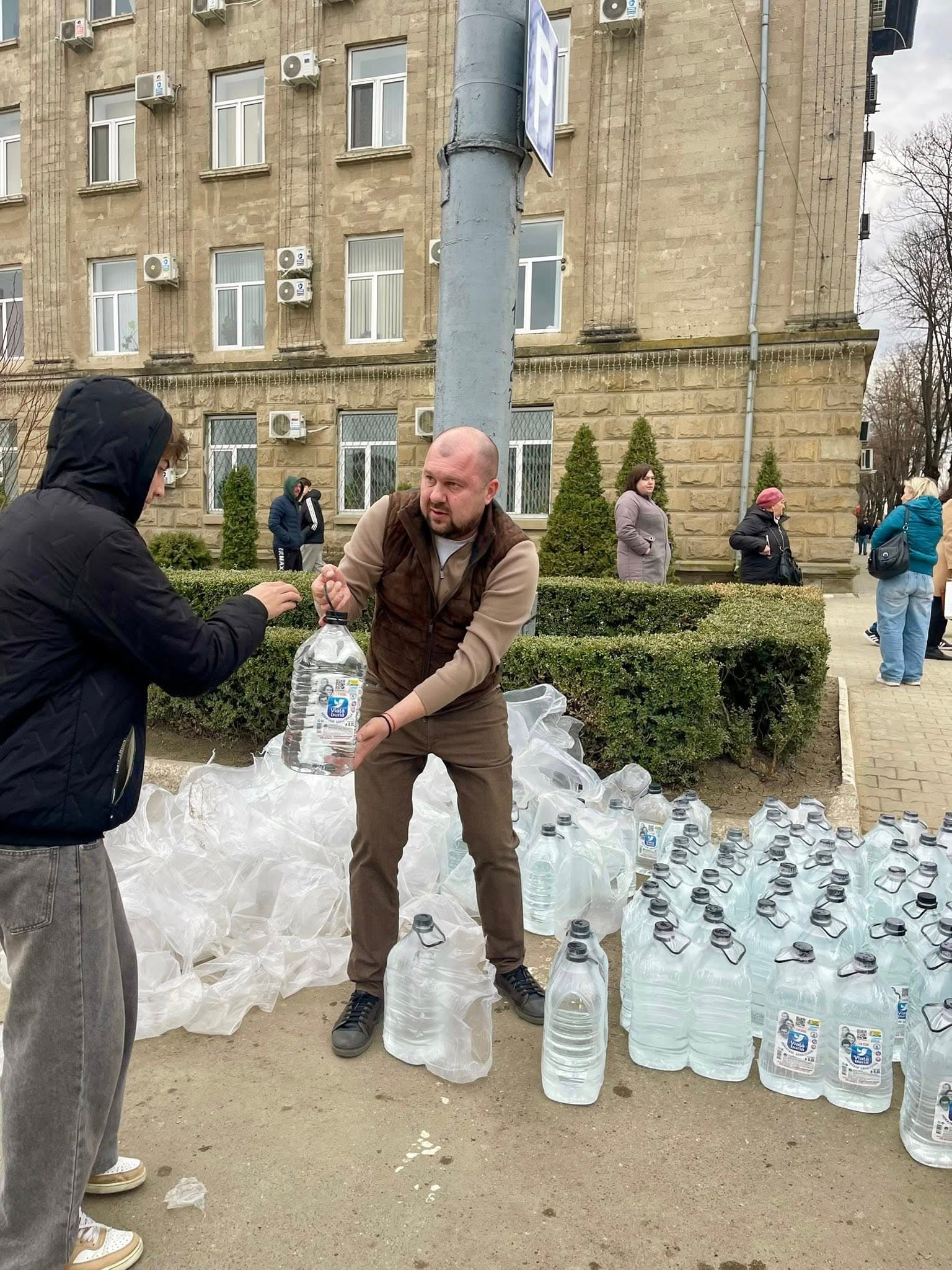 Renato Usatîi, după ce oferit 30 de tone de apă îmbuteliată pentru orașul Bălți: „Să avem grijă de apă. Ea ne dă viață!” (6)