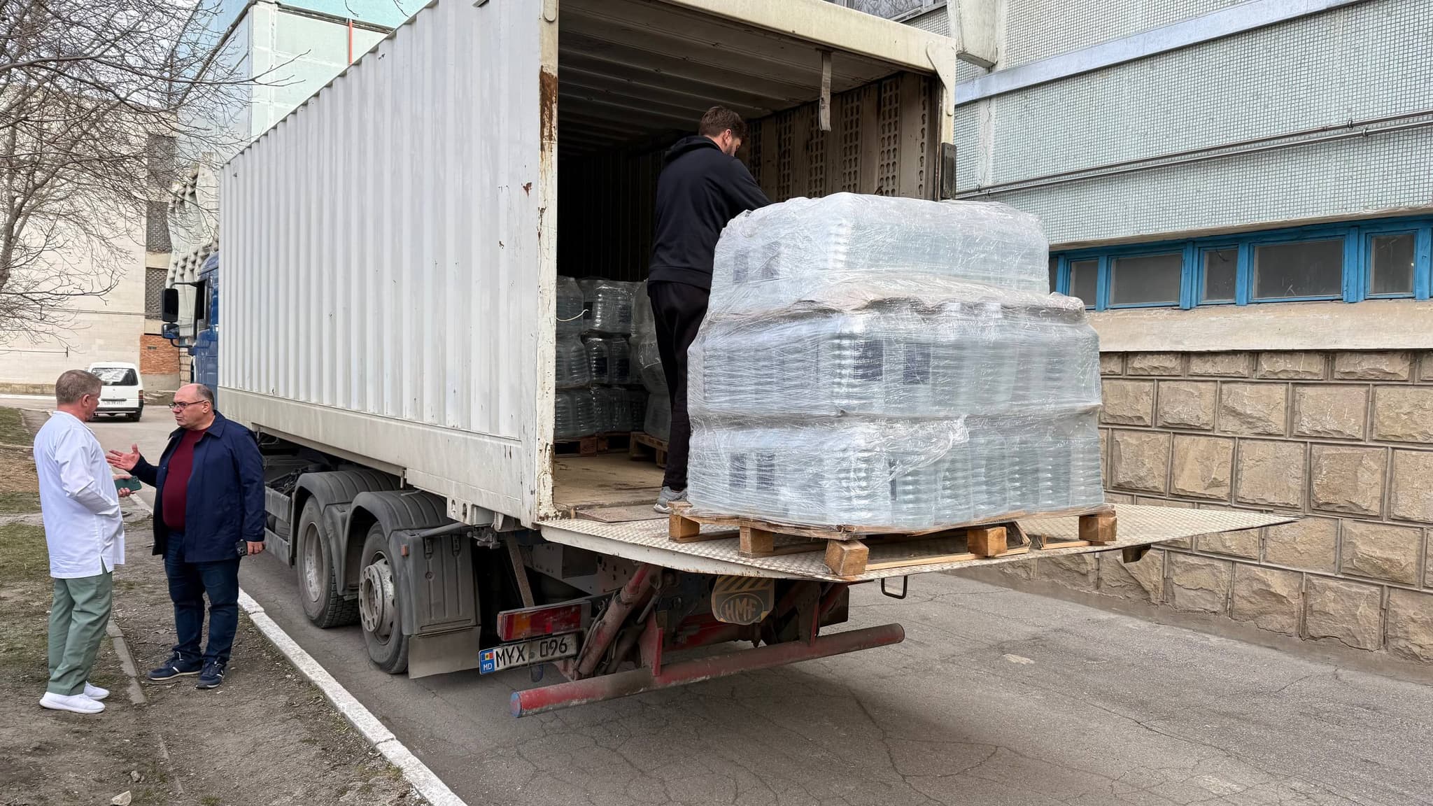 (FOTO) Start distribuirii apei oferite de Renato Usatîi municipiului Bălți! Alexandr Petkov: „Mulțumesc pentru această acțiune de binefacere!” (3)