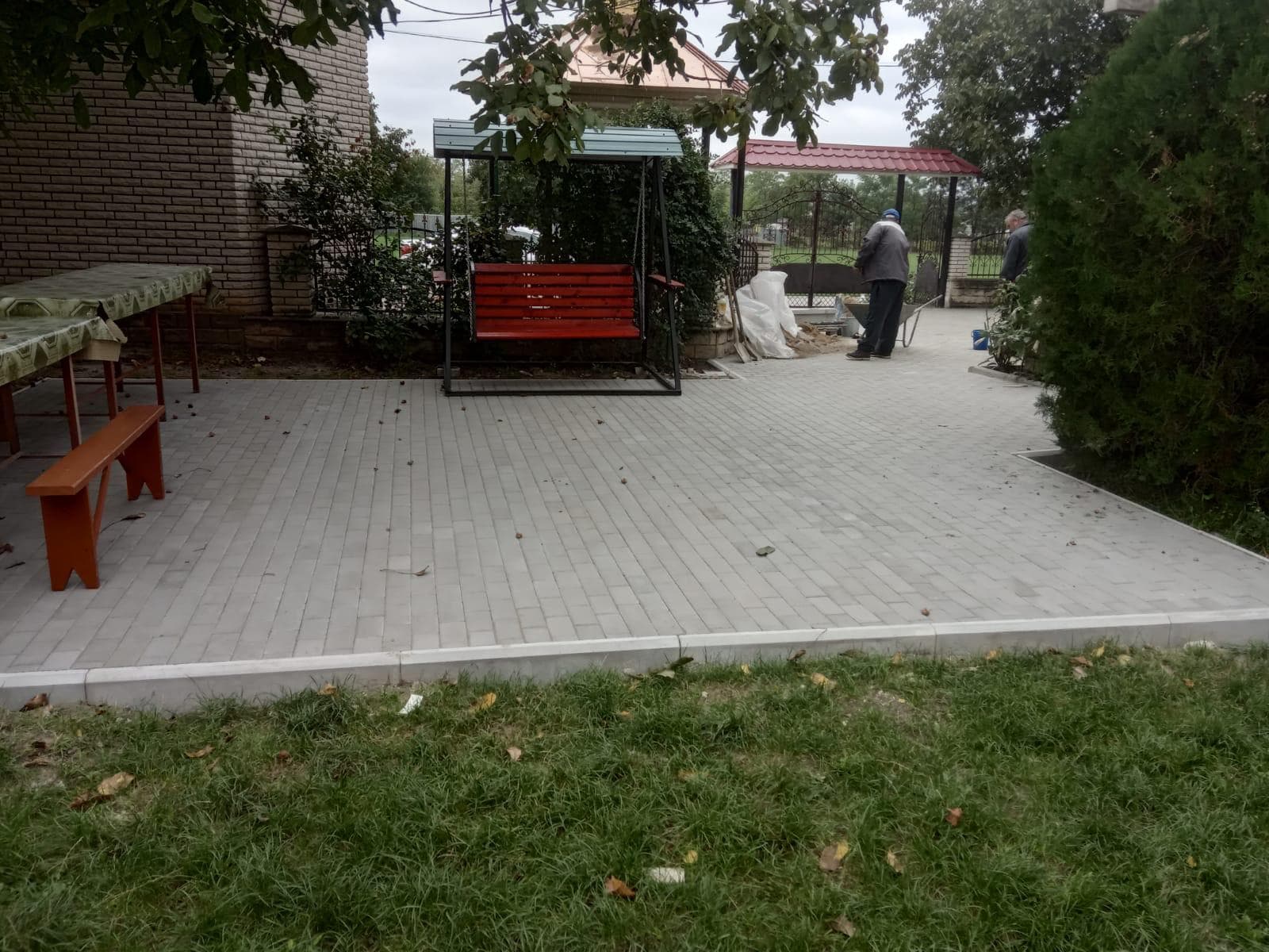 Satul Băhrinești se modernizează: Pavaj nou la biserică, la școală și pe drumul principal (2)