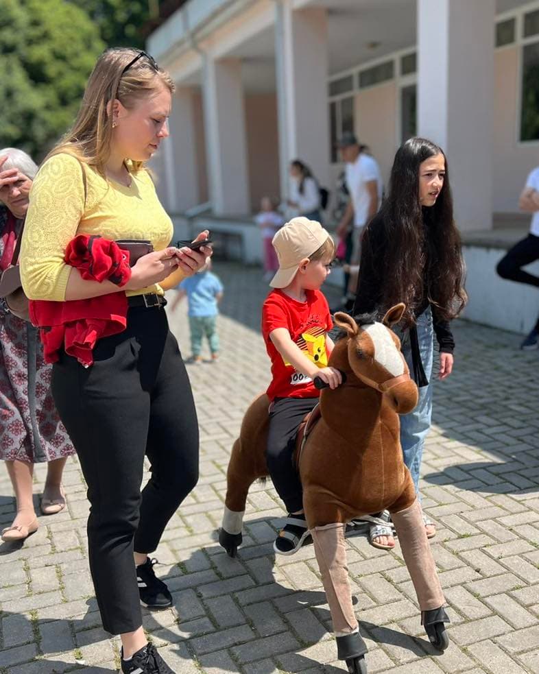 Renato Usatîi, mesaj de 1 iunie: „Să creșteți sănătoși și iubiți, lumea e mai frumoasă cu voi!”. Sărbătoarea a fost plină de culoare în orașele conduse de primarii Partidului Nostru (4)