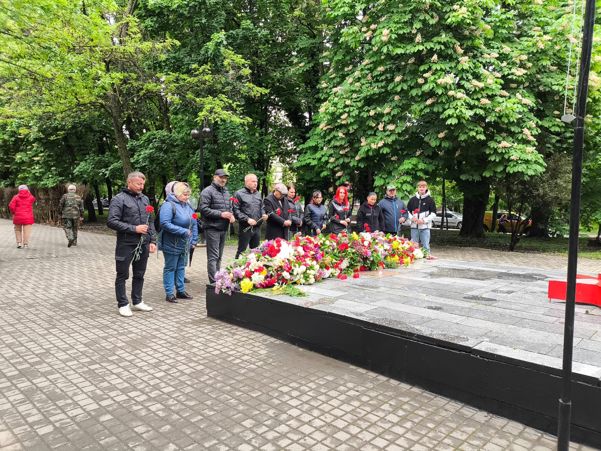 Renato Usatîi împreună cu echipa și familiile lor au depus flori pe capul de pod Șerpeni. Partidul Nostru a organizat evenimente comemorative în toată țara (11)