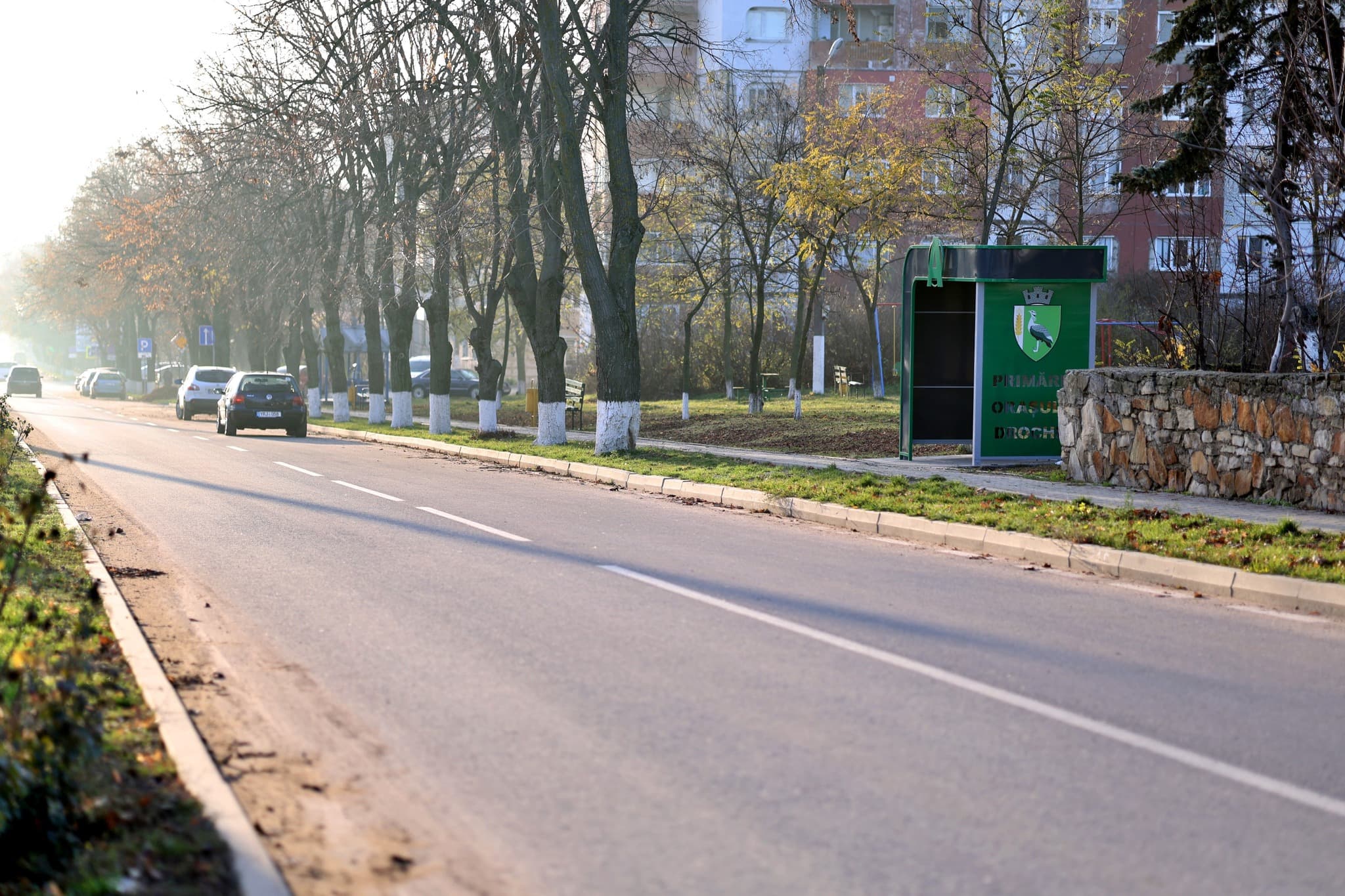 (FOTO) Primăria Drochia continuă modernizarea spațiilor publice: în oraș au fost instalate noi stații și mobilier urban (13)