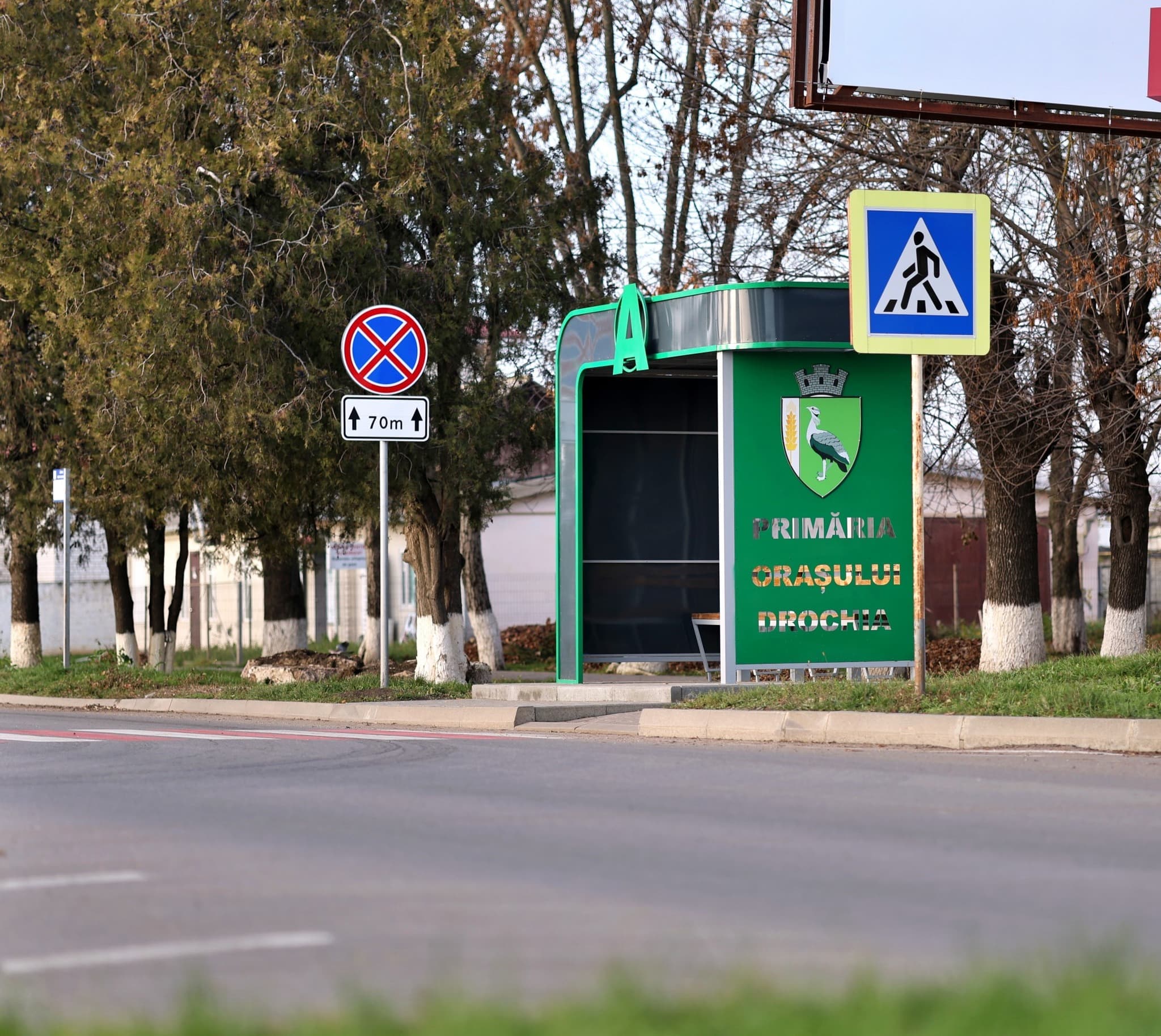 (FOTO) Primăria Drochia continuă modernizarea spațiilor publice: în oraș au fost instalate noi stații și mobilier urban (4)