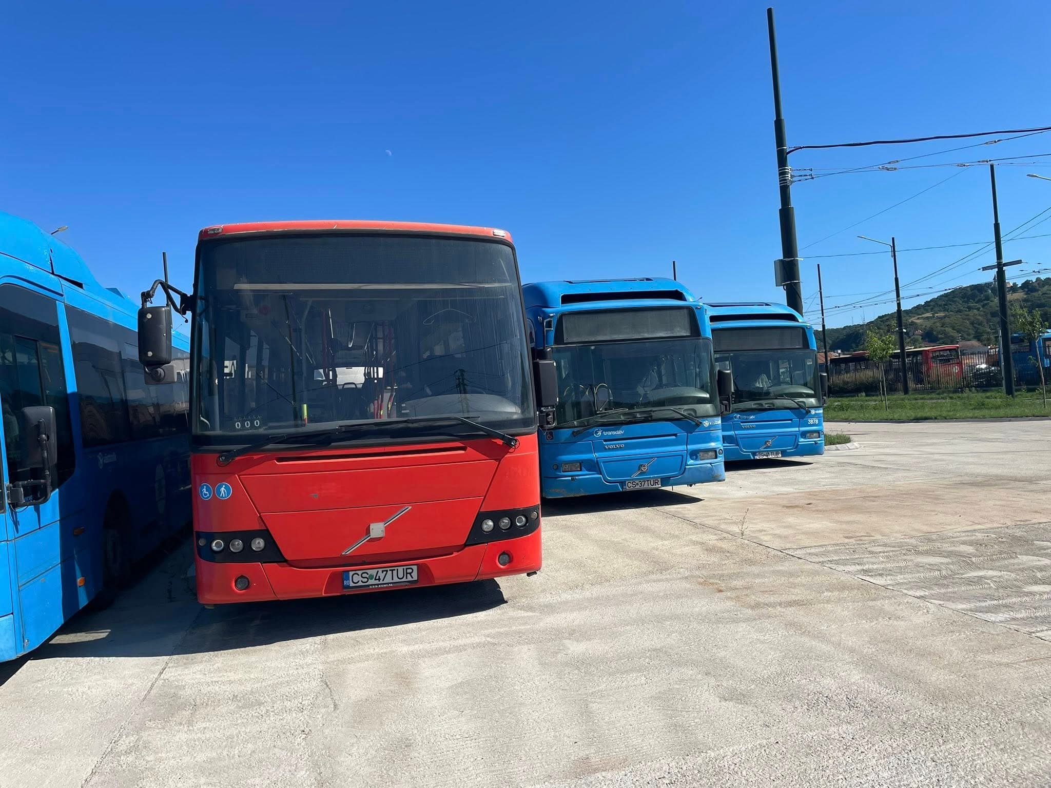 Pe lângă autobuze, Reșița trimite și mobilier școlar la Bălți (1)
