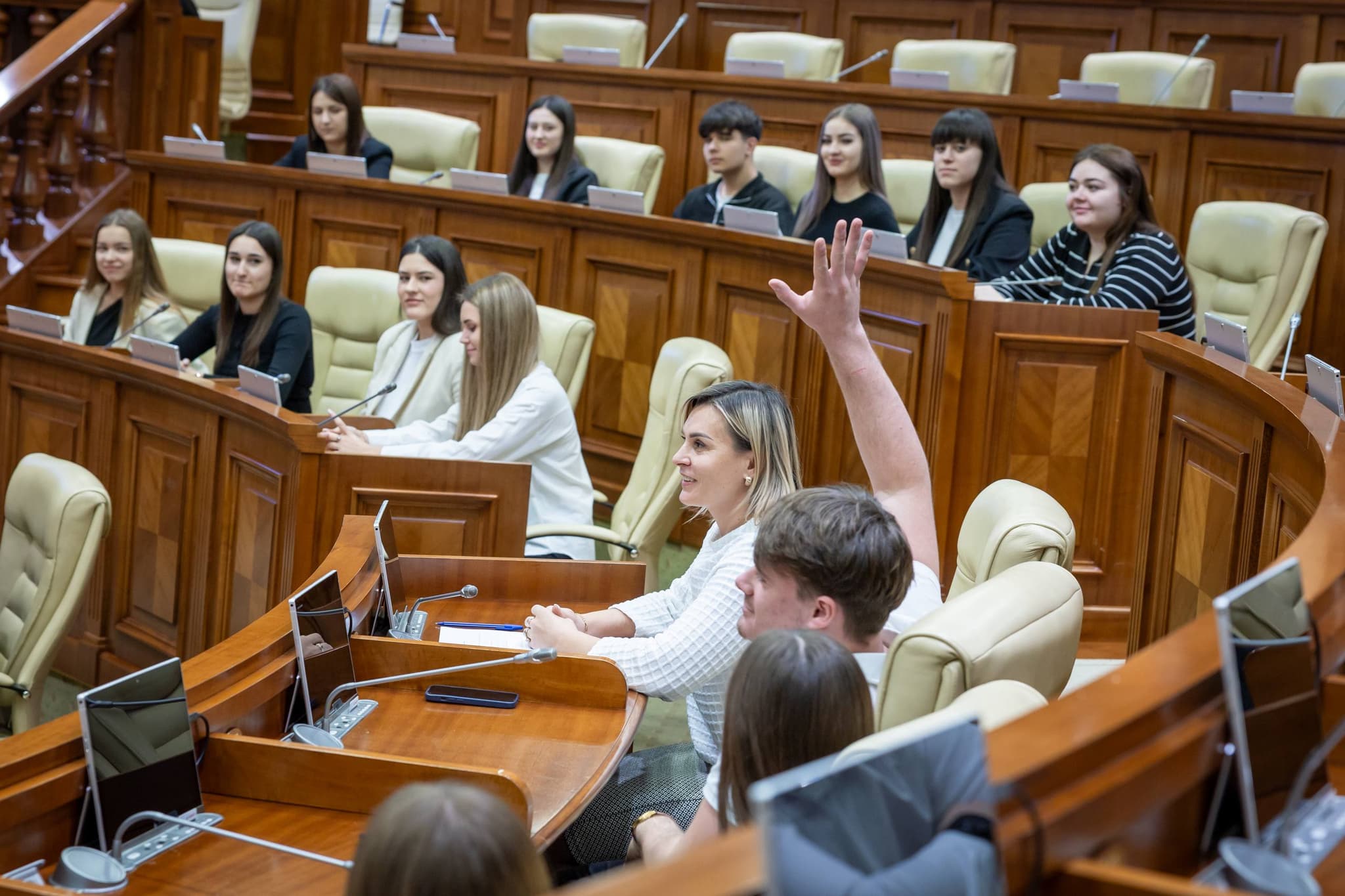 Renato Usatîi a avut o întâlnire la Parlament cu studenții Academiei „Ștefan cel Mare” (2)