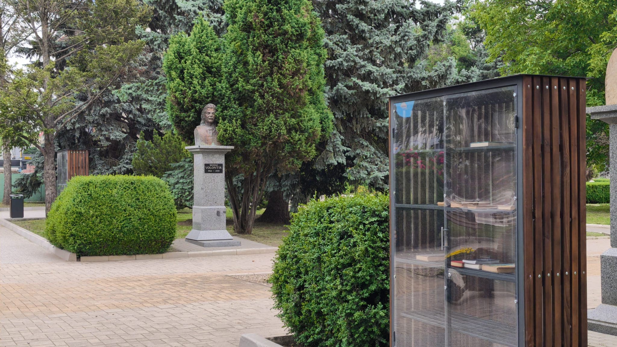 Pe Aleea Clasicilor recent renovată din Bălți a apărut o „bibliotecă de vară”. Primele cărți au fost aduse de consilierii Partidului Nostru: Citește, returnează, schimbă! (1)
