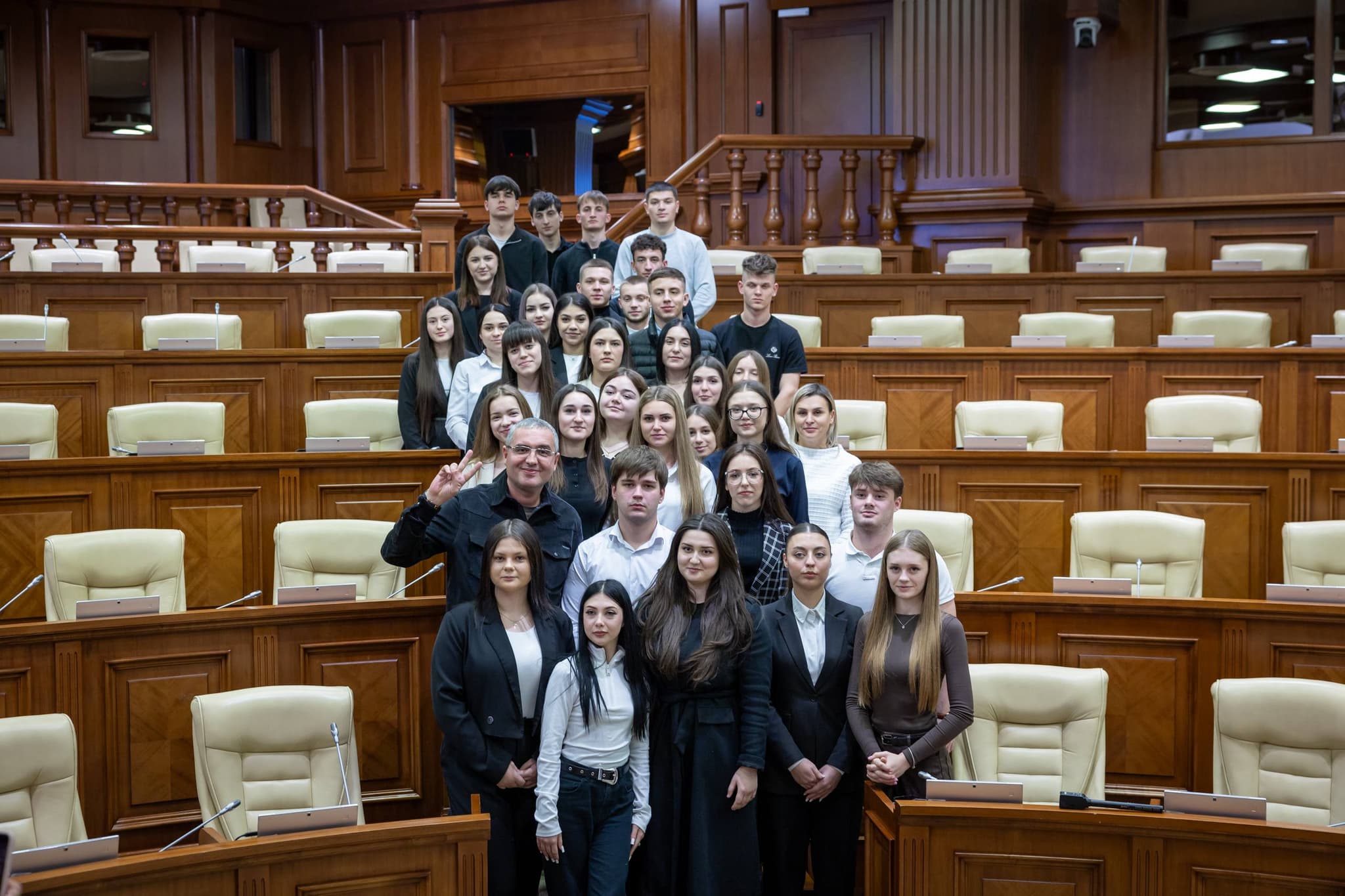 Renato Usatîi a avut o întâlnire la Parlament cu studenții Academiei „Ștefan cel Mare” (5)