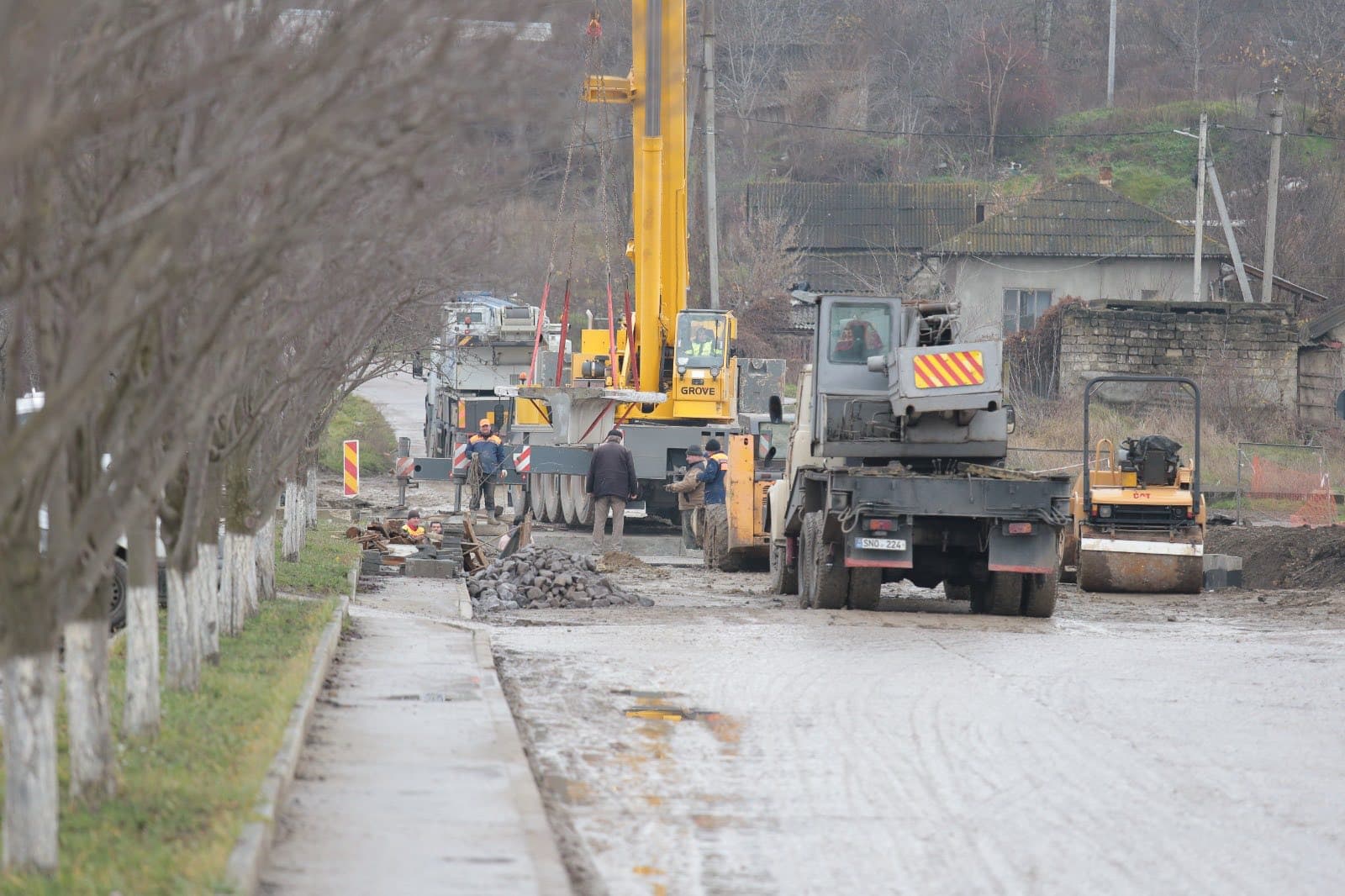 (FOTO) Reabilitare majoră a infrastructurii rutiere în municipiul Bălți. Până la Anul Nou va fi complet restaurată una dintre străzile centrale și un pod (6)