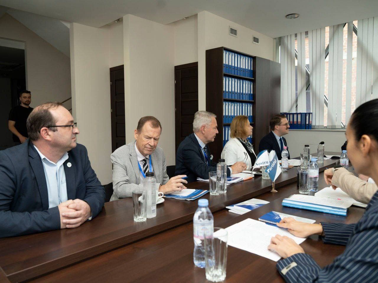 Renato Usatîi a discutat cu un grup de observatori internaționali, care vor monitoriza alegerile din Moldova (1)