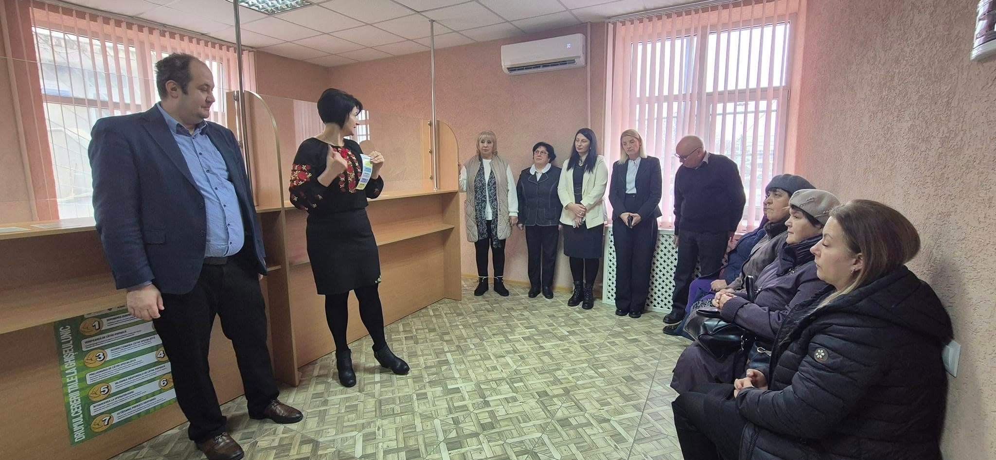 Servicii mai bune pentru oamenii din Glodeni: a fot inaugurat Ghișeul unic al Centrului de informații și servicii pentru cetățeni (3)