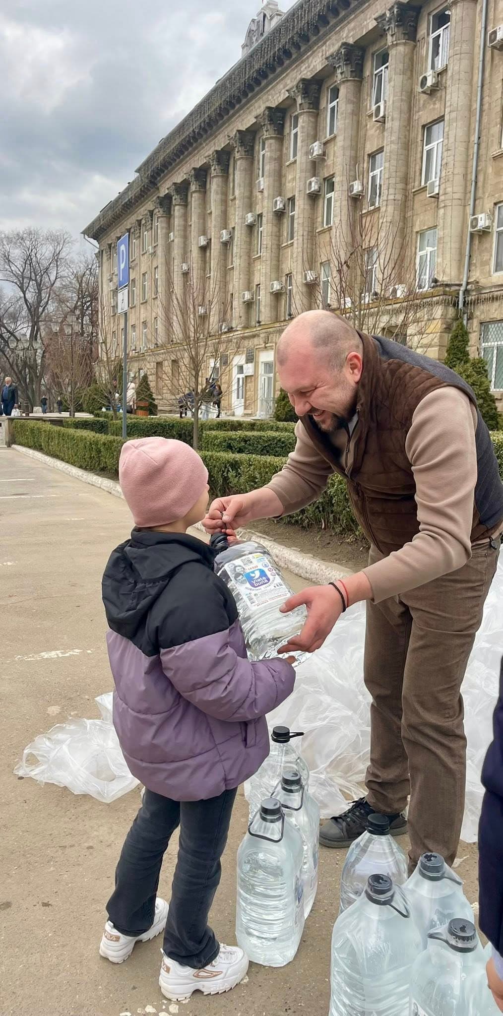 Renato Usatîi, după ce oferit 30 de tone de apă îmbuteliată pentru orașul Bălți: „Să avem grijă de apă. Ea ne dă viață!” (8)