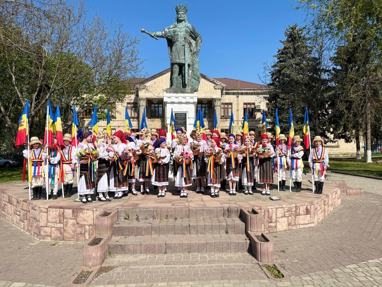 Ziua Drapelului, sărbătorită în localitățile conduse primari de la Partidul Nostru. Renato Usatîi: O Moldovă respectată începe cu respectul pentru cetățeni! (20)
