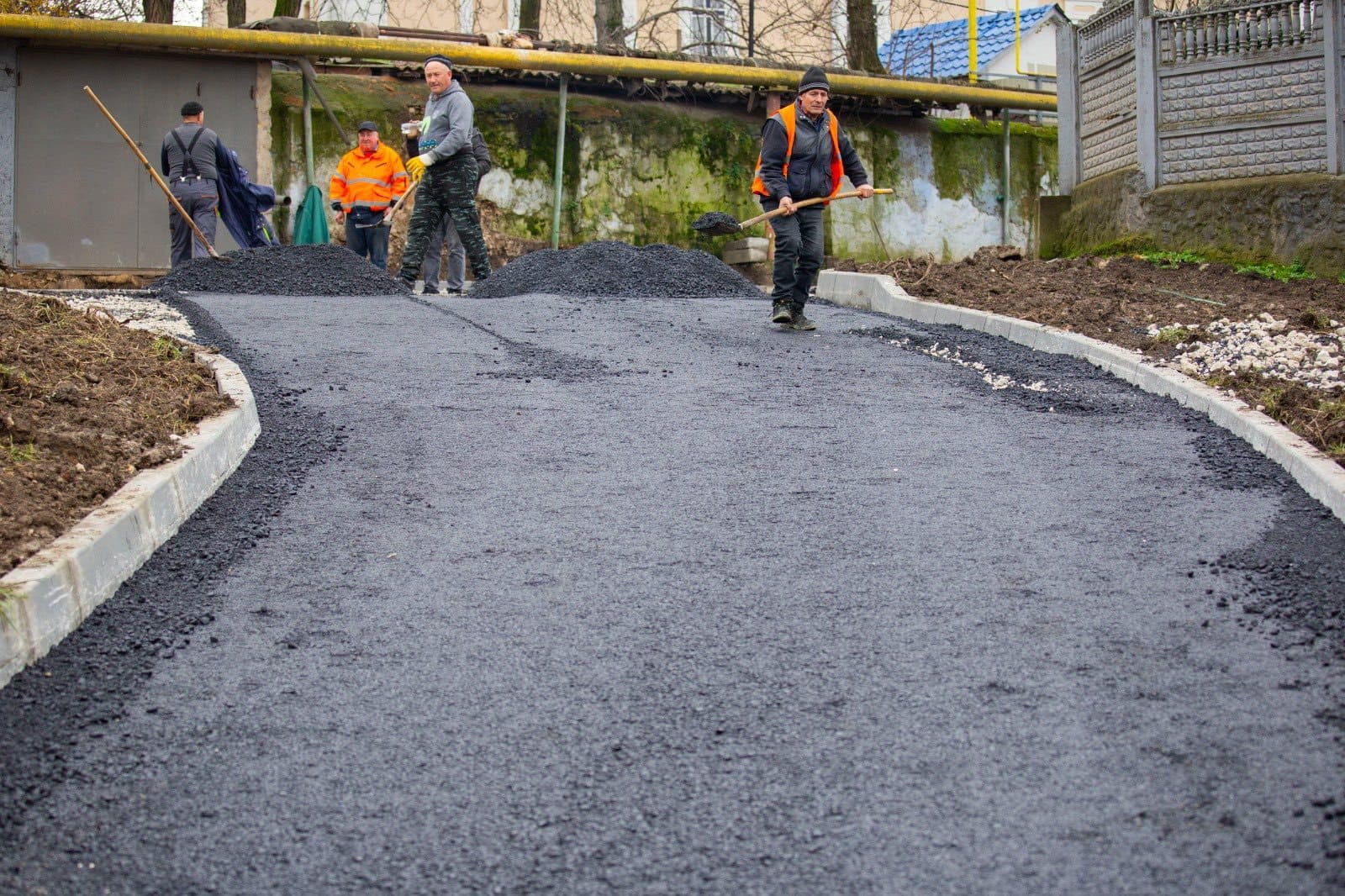 (FOTO) Reabilitare majoră a infrastructurii rutiere în municipiul Bălți. Până la Anul Nou va fi complet restaurată una dintre străzile centrale și un pod (19)