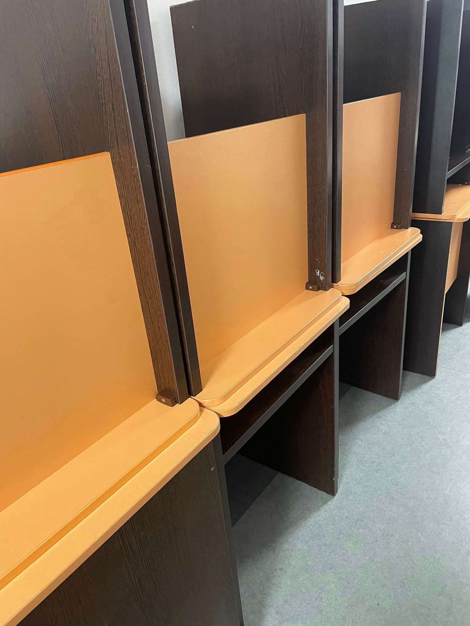 Pe lângă autobuze, Reșița trimite și mobilier școlar la Bălți (8)