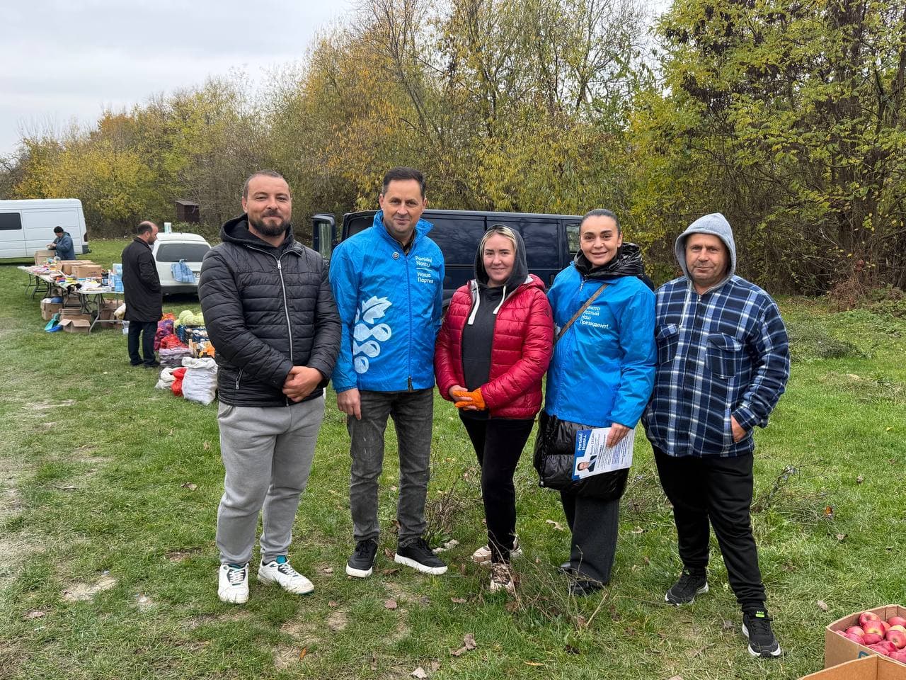(FOTO) Echipa Partidului Nostru, alături de locuitorii din Costești, în ultima zi de campanie (7)