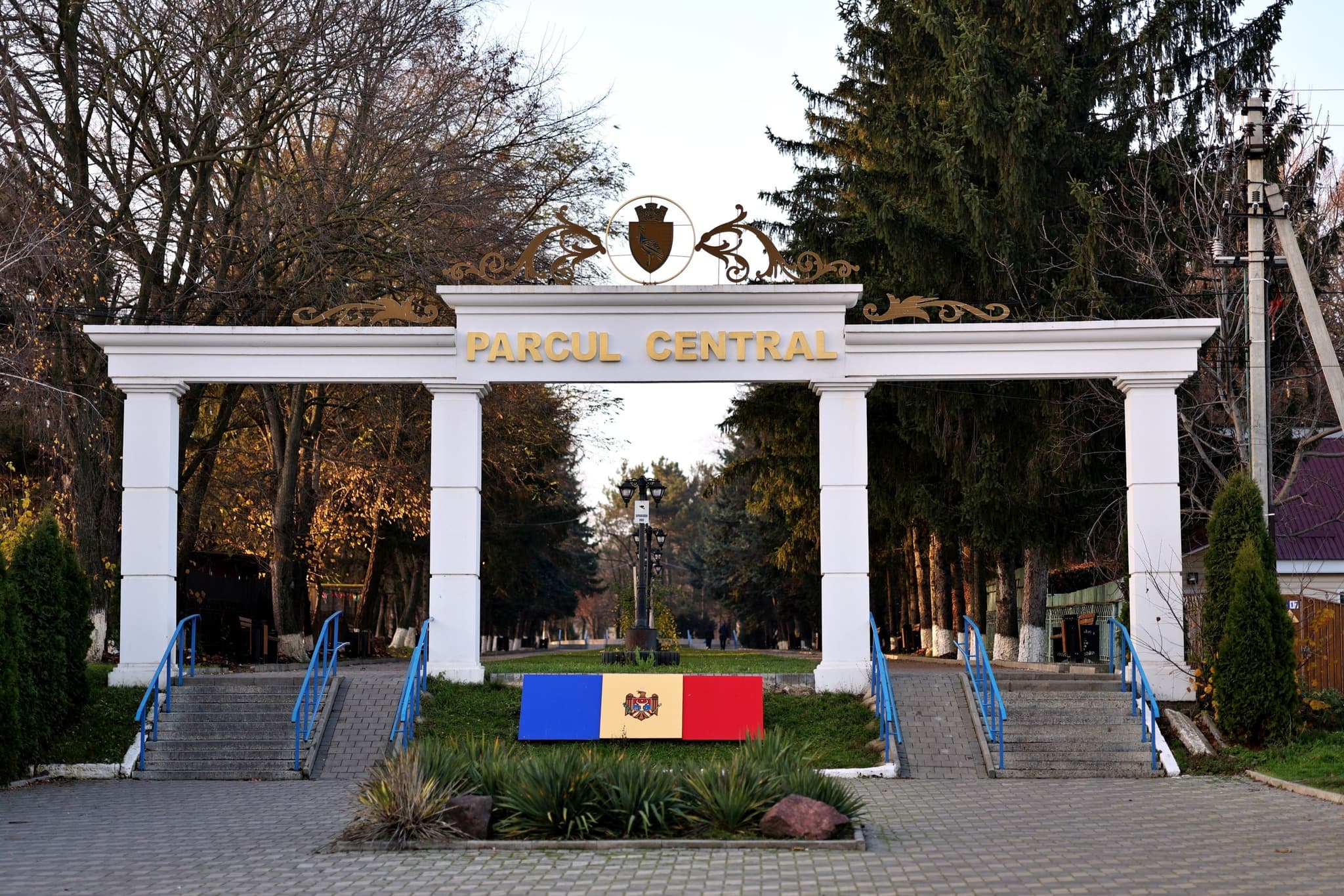 (FOTO) Primăria Drochia continuă modernizarea spațiilor publice: în oraș au fost instalate noi stații și mobilier urban (5)